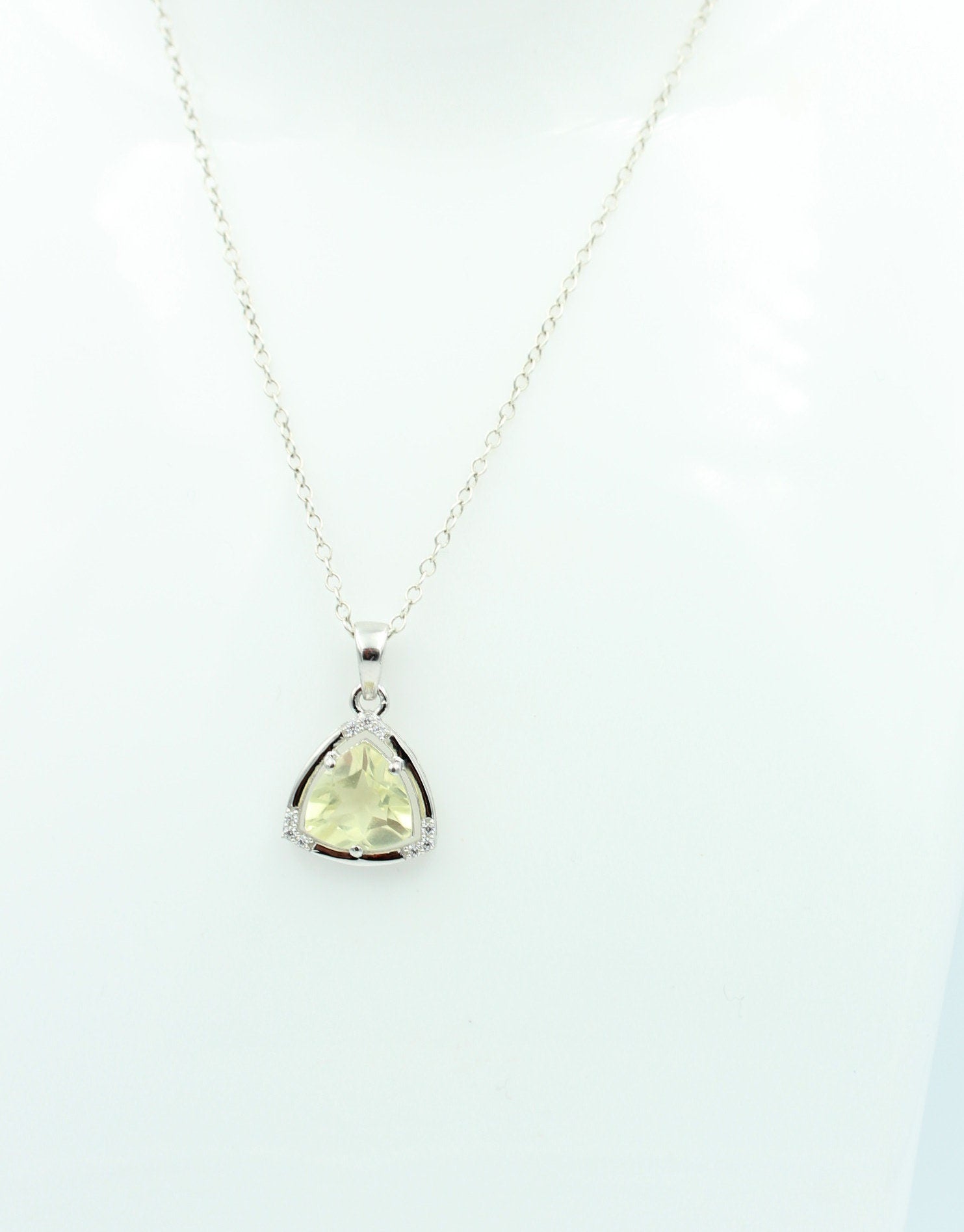 2,28 Carat Limonenquarz Anhänger grüner Lemonquarz mit Zirkonia 925 Silber Kette
