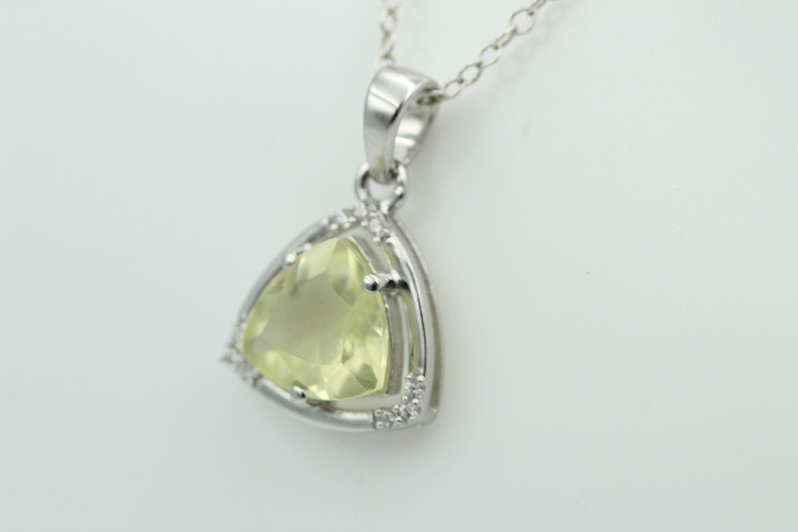 2,28 Carat Limonenquarz Anhänger grüner Lemonquarz mit Zirkonia 925 Silber Kette
