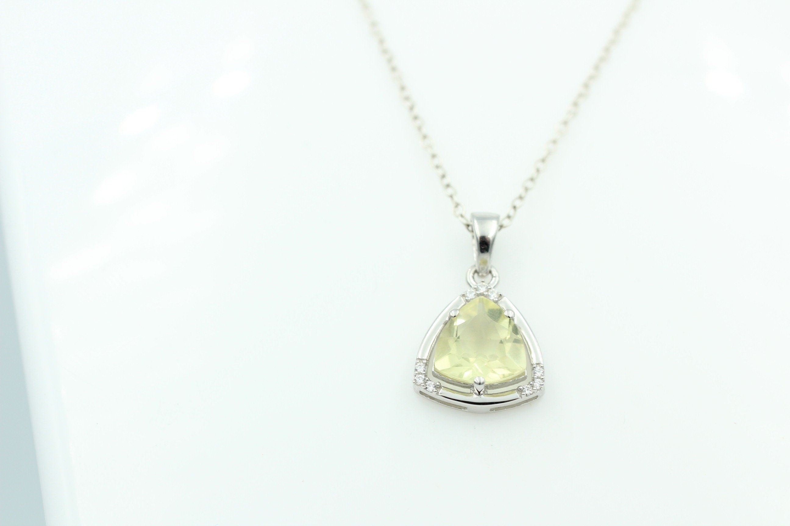 2,28 Carat Limonenquarz Anhänger grüner Lemonquarz mit Zirkonia 925 Silber Kette