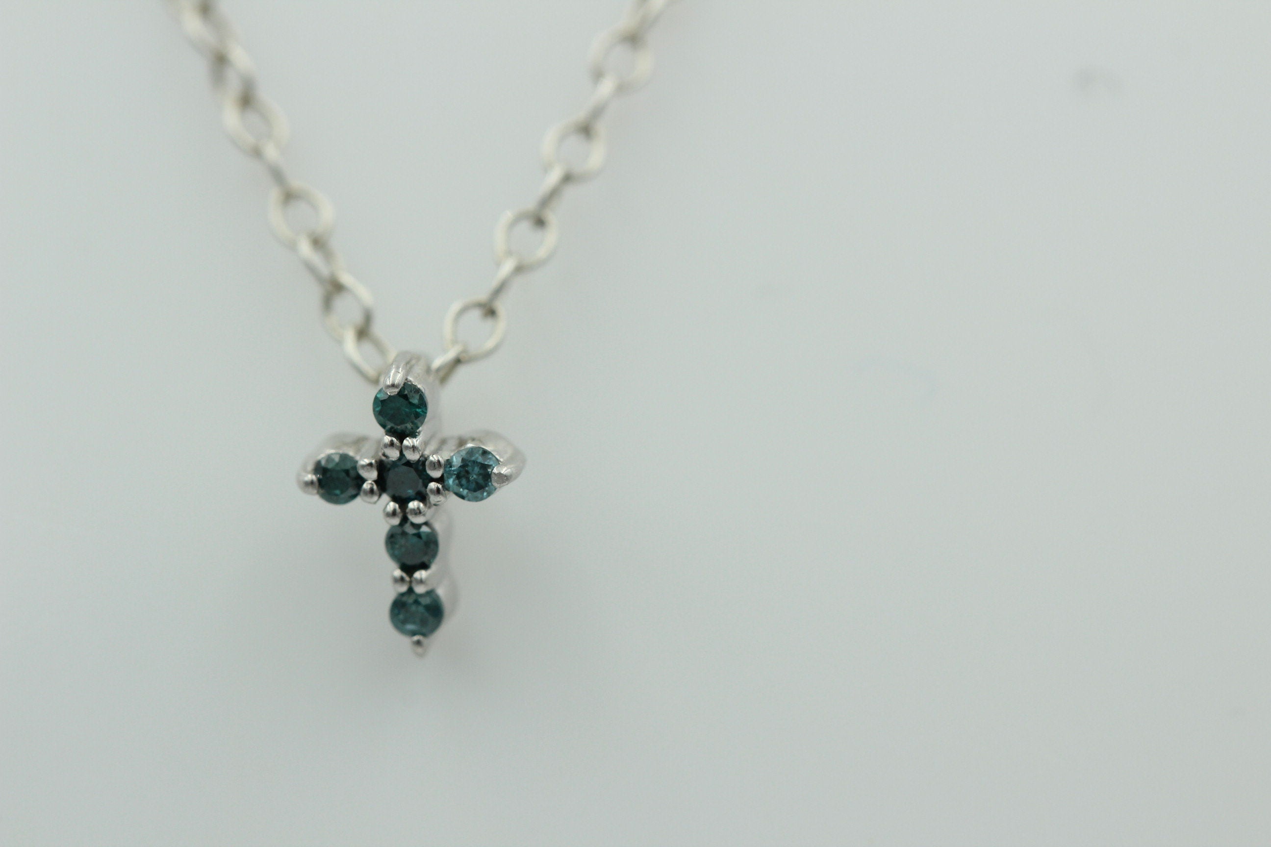 0,072 Carat blauer Diamant Kreuzanhänger 925 Silber Collier Kette I2 - I3 Top
