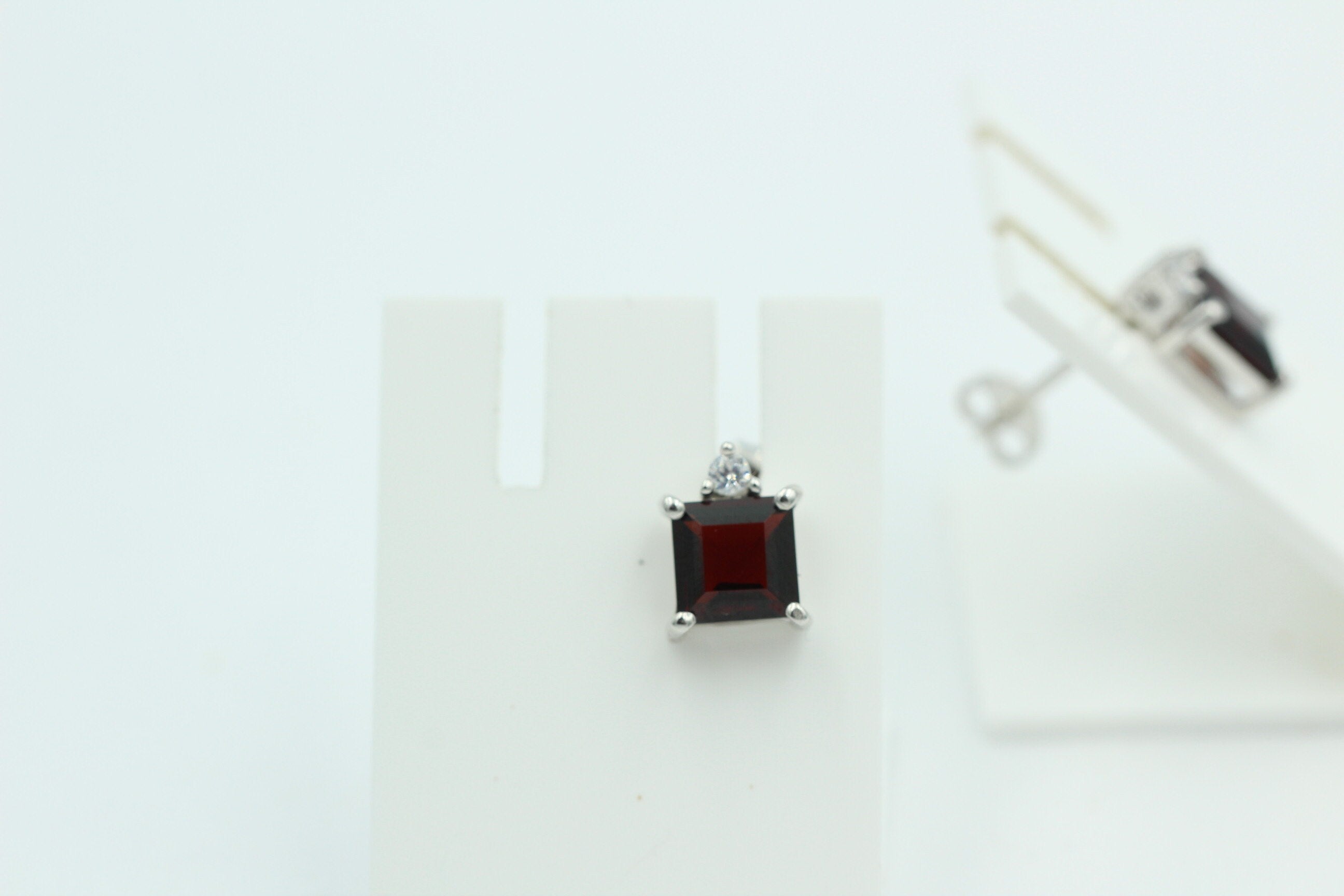 Edle 2,2 Carat Granat Ohrstecker 925 Silber mit Zirkonia Top blutroter Granat
