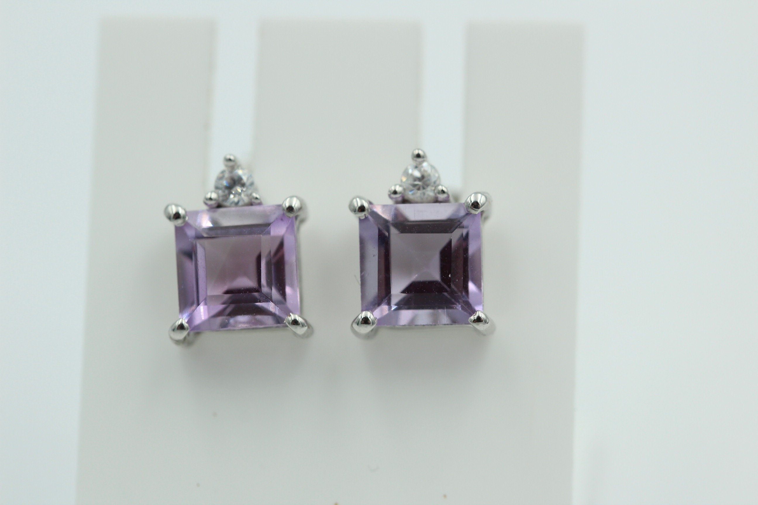 Edle 2,2 Carat Amethyst aus Brasilien Ohrstecker 925 Silber mit Zirkonia Top