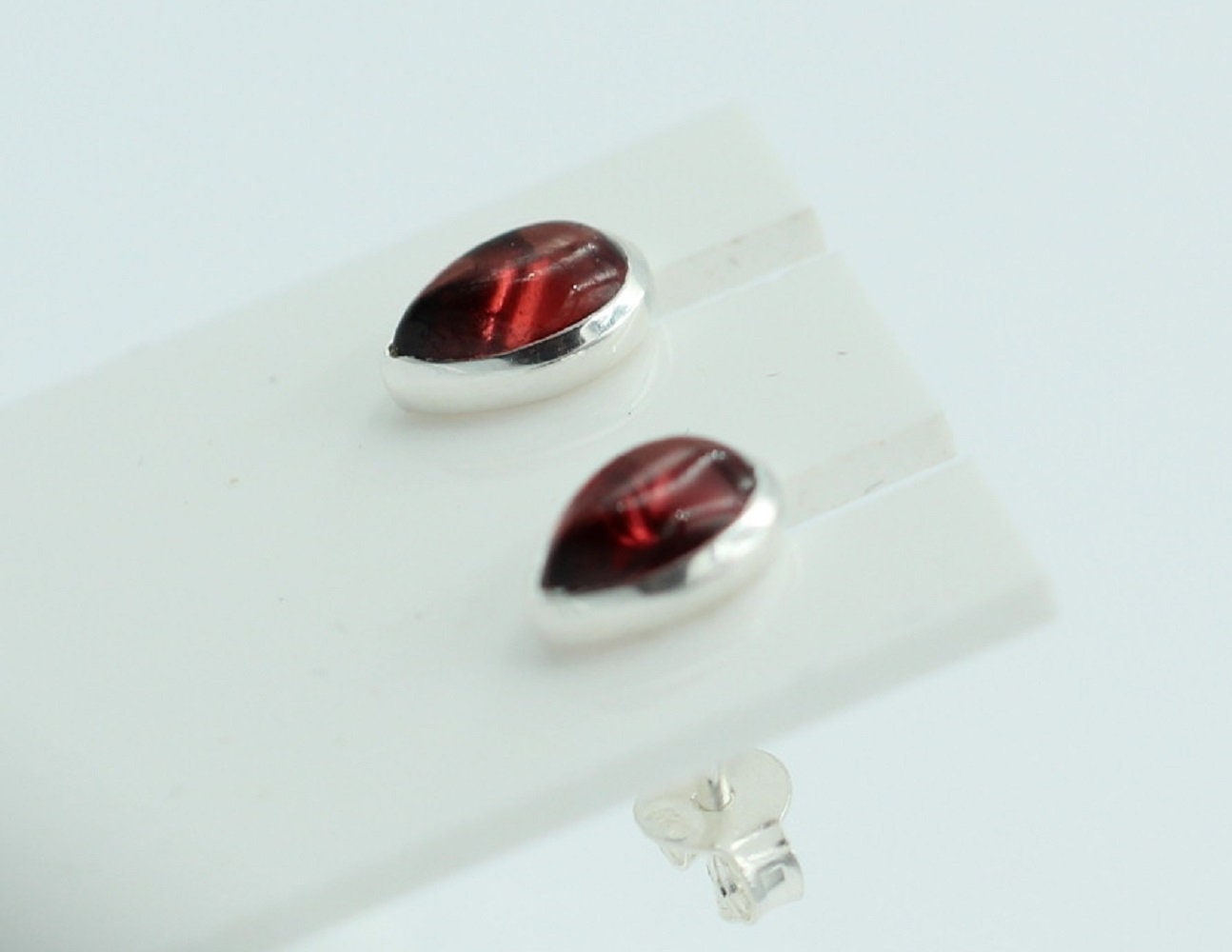 Edle 0,88 Carat Granat Cabochon Ohrstecker 925 Silber Tropfen Granat Schmuck
