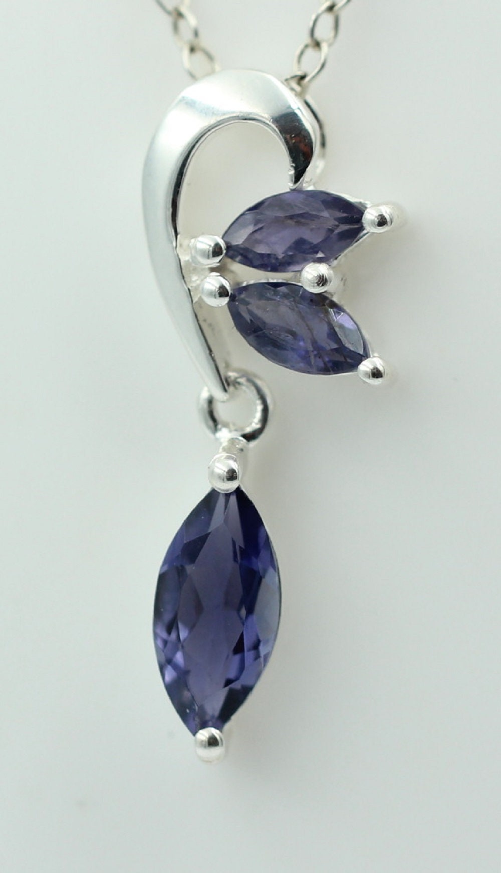 Edler 1,4 Carat Iolith Design Anhänger 925 Silber Collier Kette Wassersaphir