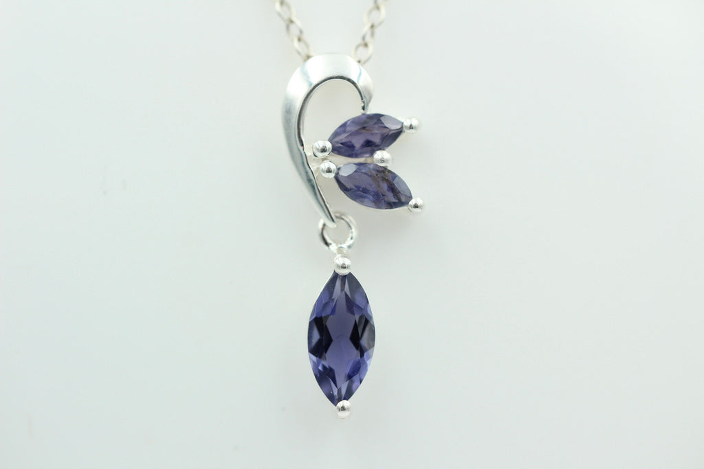 Edler 1,4 Carat Iolith Design Anhänger 925 Silber Collier Kette Wassersaphir