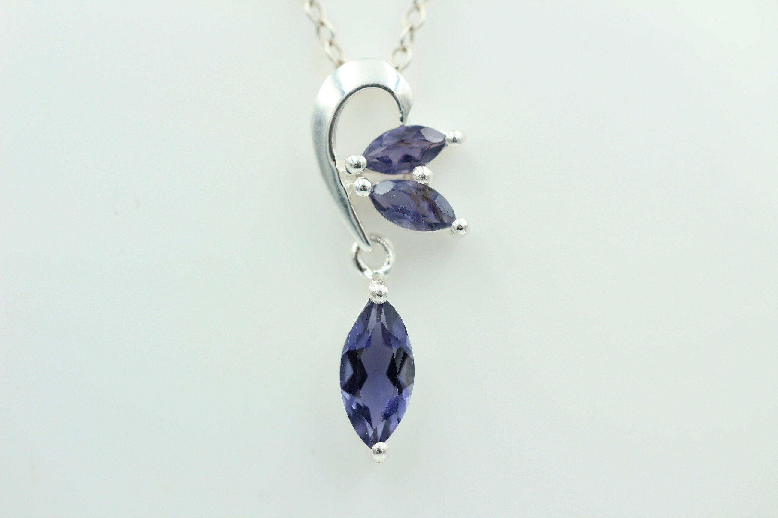 Edler 1,4 Carat Iolith Design Anhänger 925 Silber Collier Kette Wassersaphir