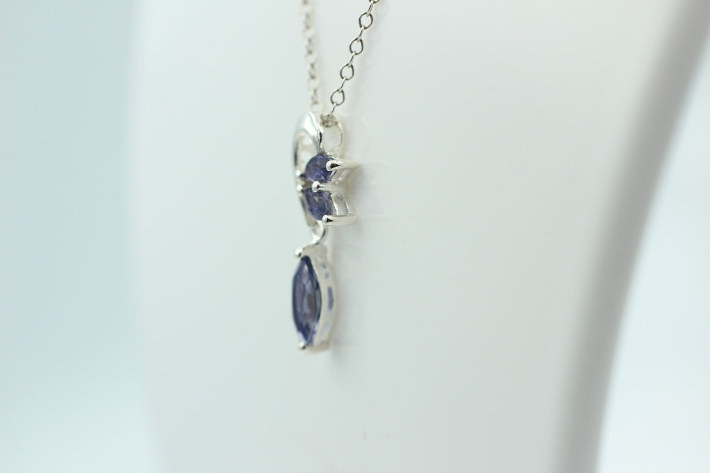 Edler 1,4 Carat Iolith Design Anhänger 925 Silber Collier Kette Wassersaphir