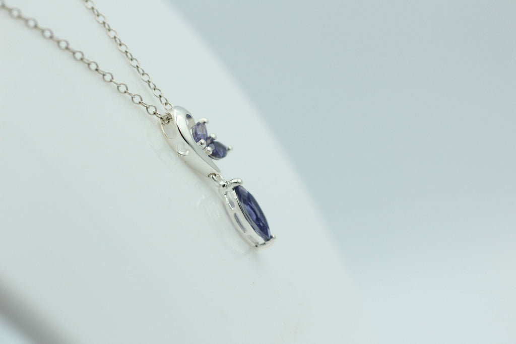 Edler 1,4 Carat Iolith Design Anhänger 925 Silber Collier Kette Wassersaphir