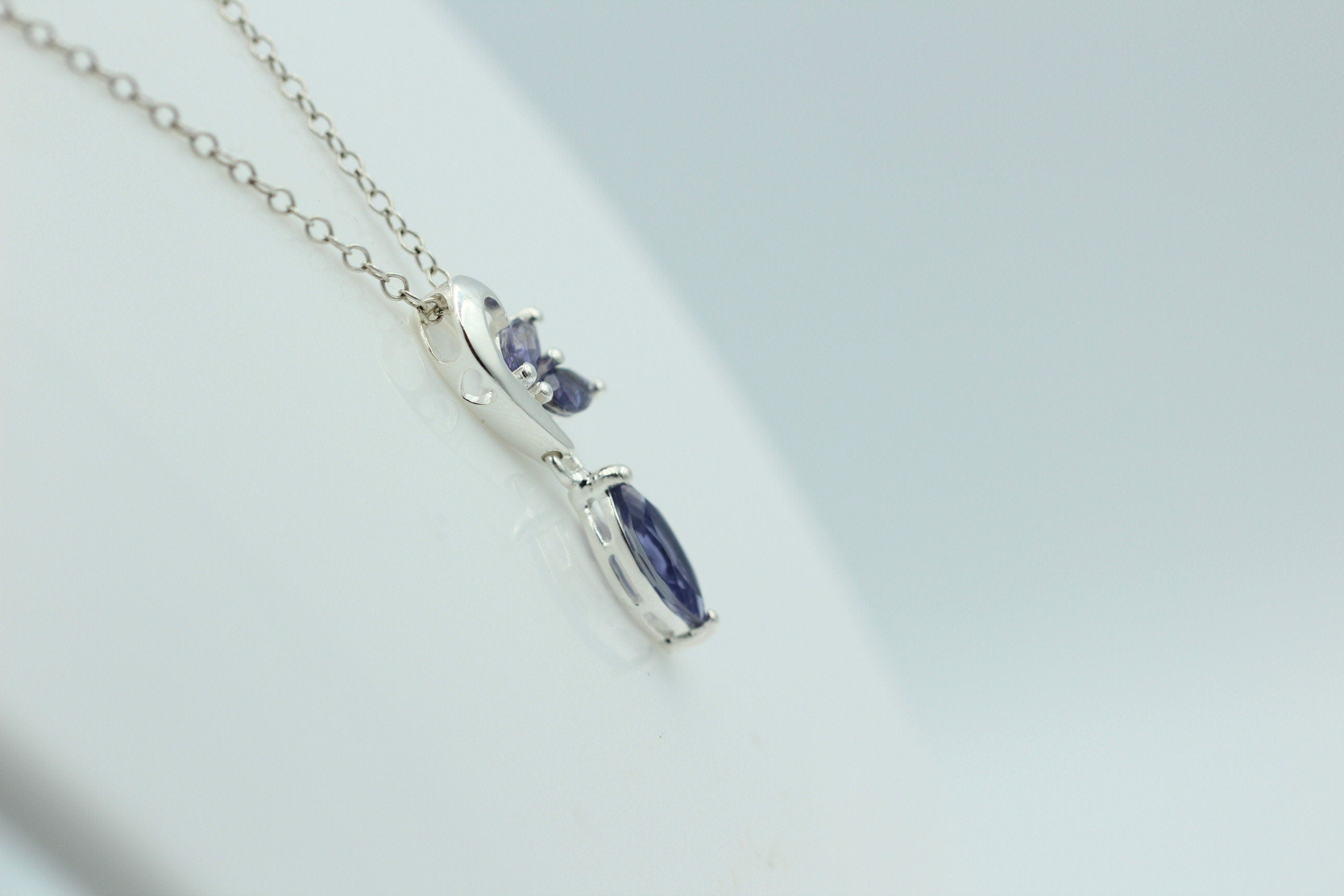 Edler 1,4 Carat Iolith Design Anhänger 925 Silber Collier Kette Wassersaphir