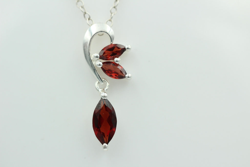 Edler 1,4 Carat Granat Design Anhänger 925 Silber Collier Kette roter Edelstein