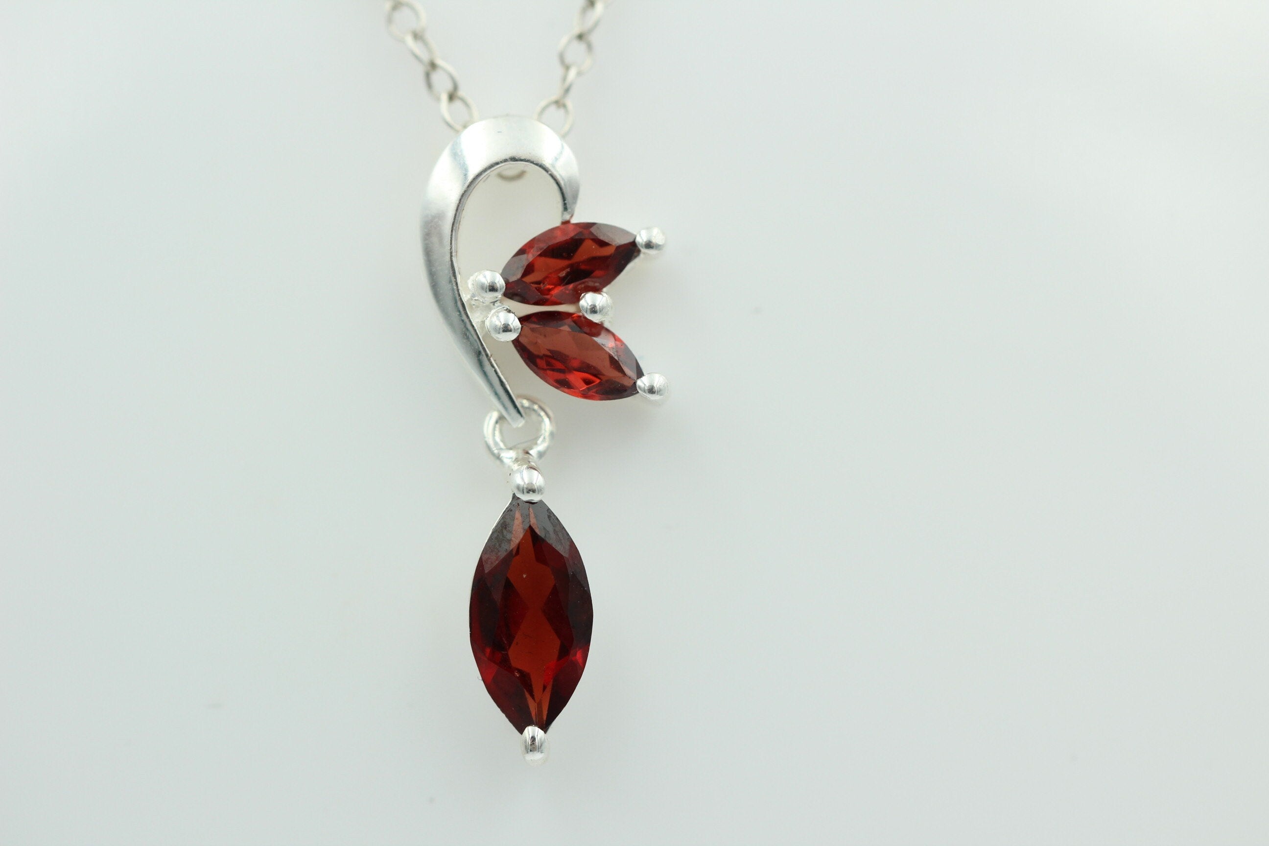 Edler 1,4 Carat Granat Design Anhänger 925 Silber Collier Kette roter Edelstein