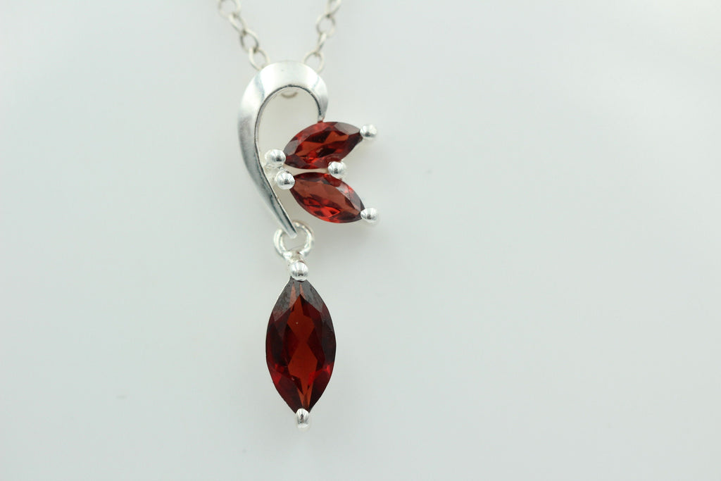Edler 1,4 Carat Granat Design Anhänger 925 Silber Collier Kette roter Edelstein