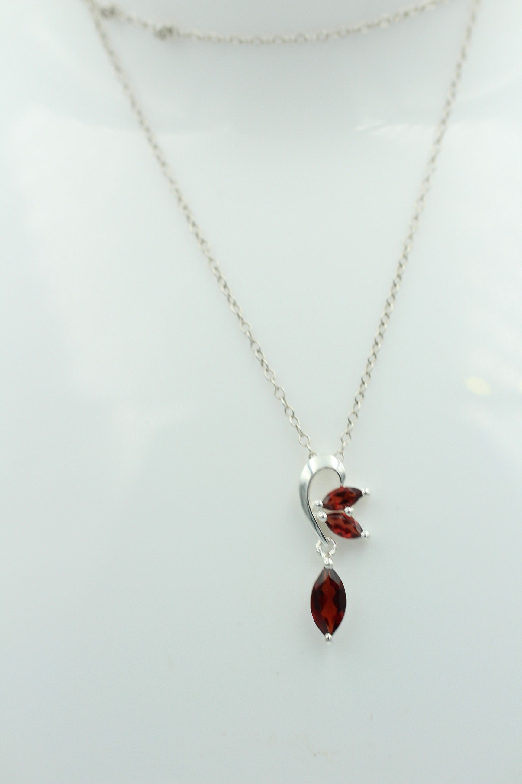 Edler 1,4 Carat Granat Design Anhänger 925 Silber Collier Kette roter Edelstein