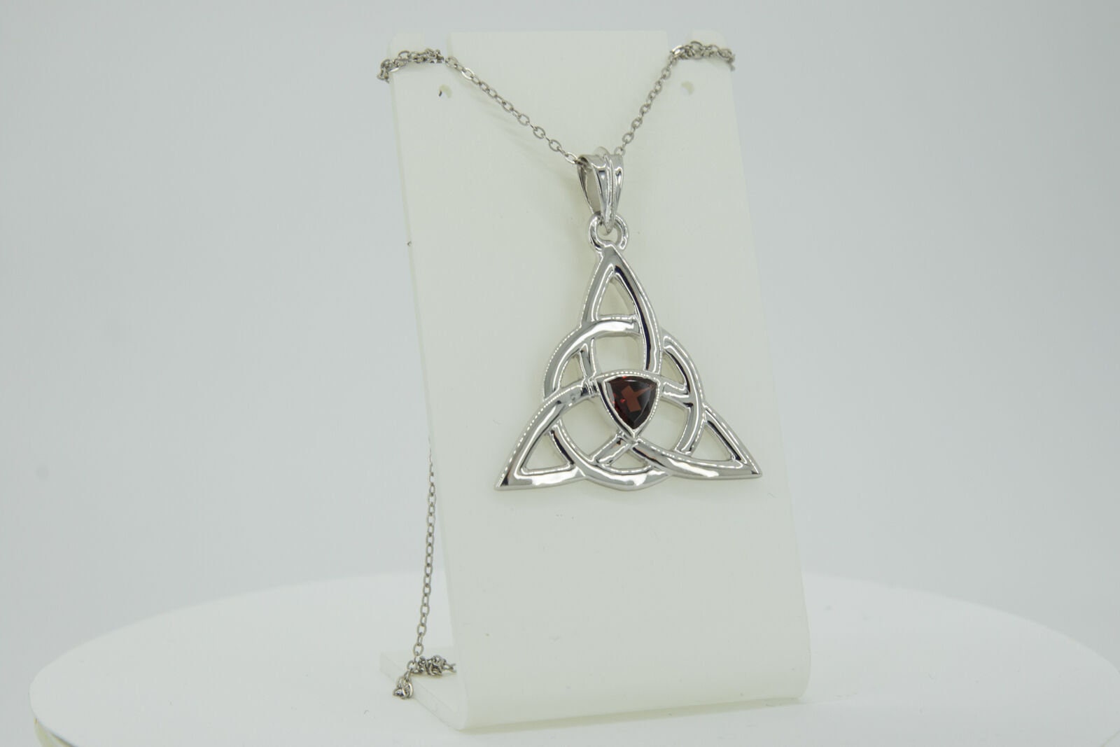 0,8 Carat Granat Anhänger keltischen Knotenmuster 925 Silber Unendlichkeit