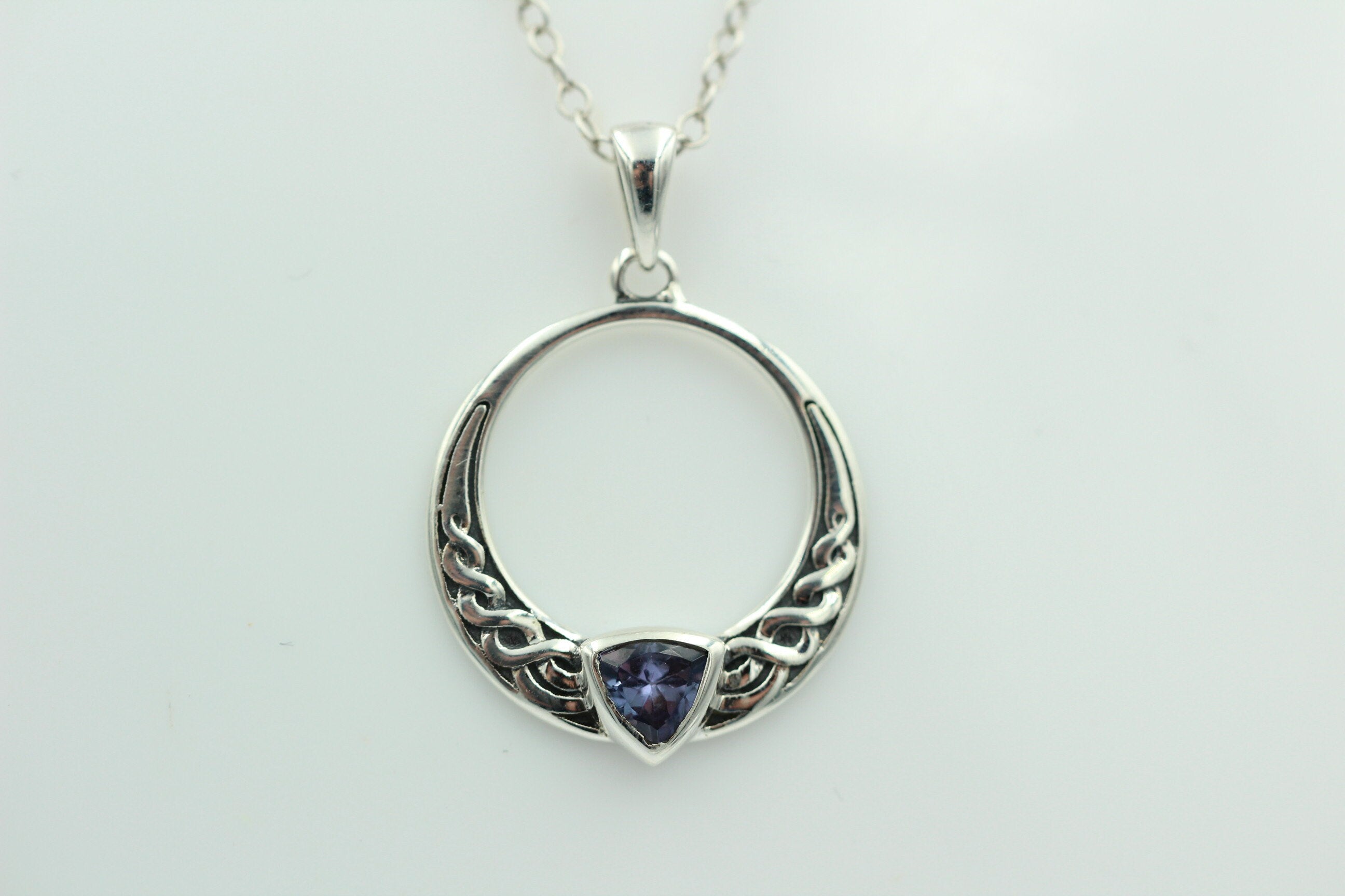 0,4 Carat Tansanit Anhänger 925 Silber Keltisches Muster Collier Kette