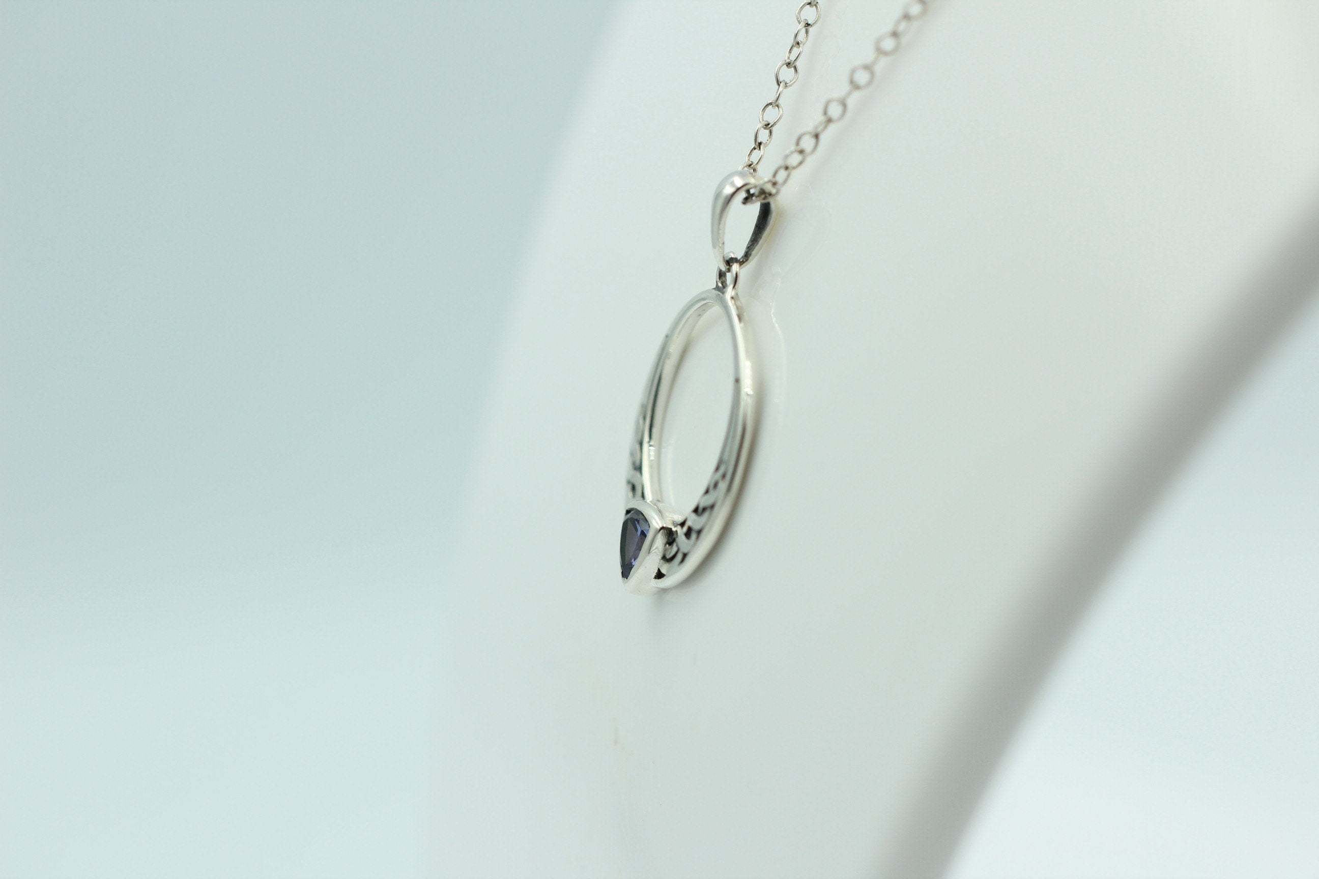 0,4 Carat Tansanit Anhänger 925 Silber Keltisches Muster Collier Kette