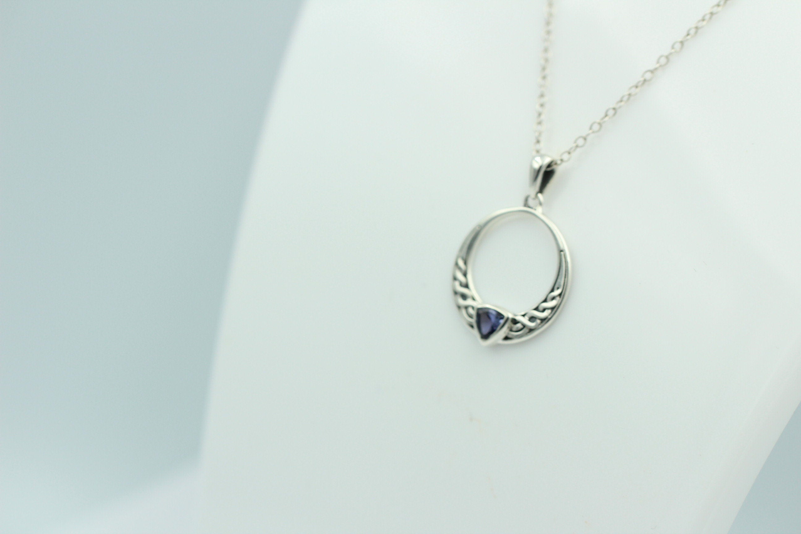 0,4 Carat Tansanit Anhänger 925 Silber Keltisches Muster Collier Kette