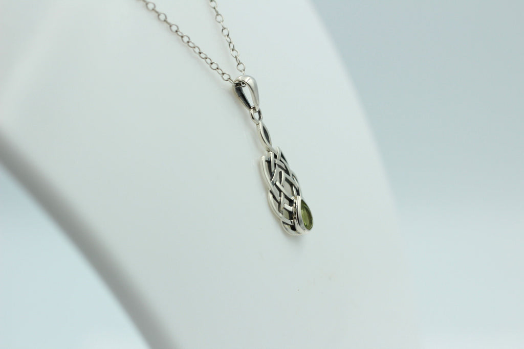 0,52 Carat Peridot Anhänger 925 Silber Keltisches Muster Collier Olivin
