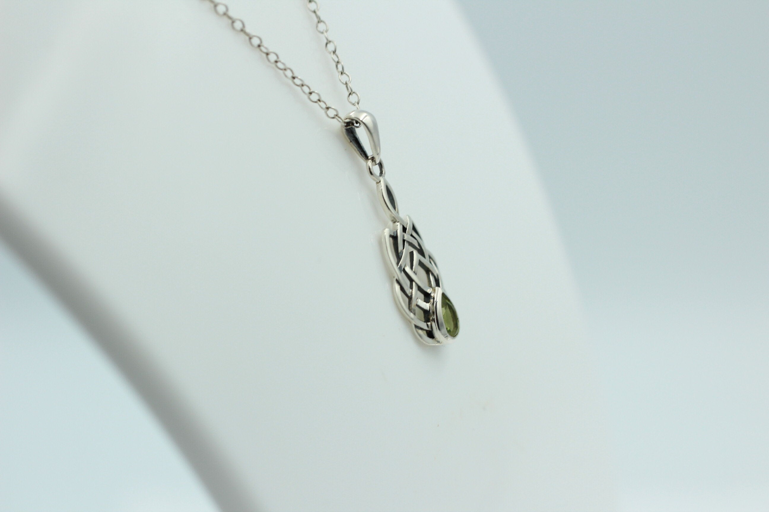 0,52 Carat Peridot Anhänger 925 Silber Keltisches Muster Collier Olivin