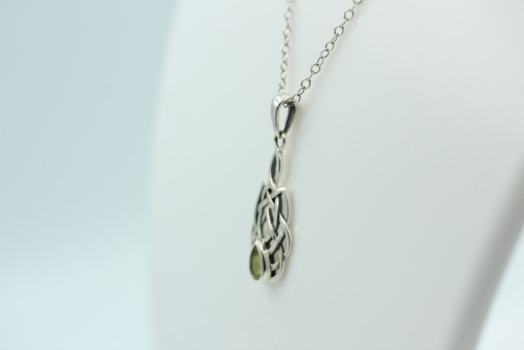 0,52 Carat Peridot Anhänger 925 Silber Keltisches Muster Collier Olivin