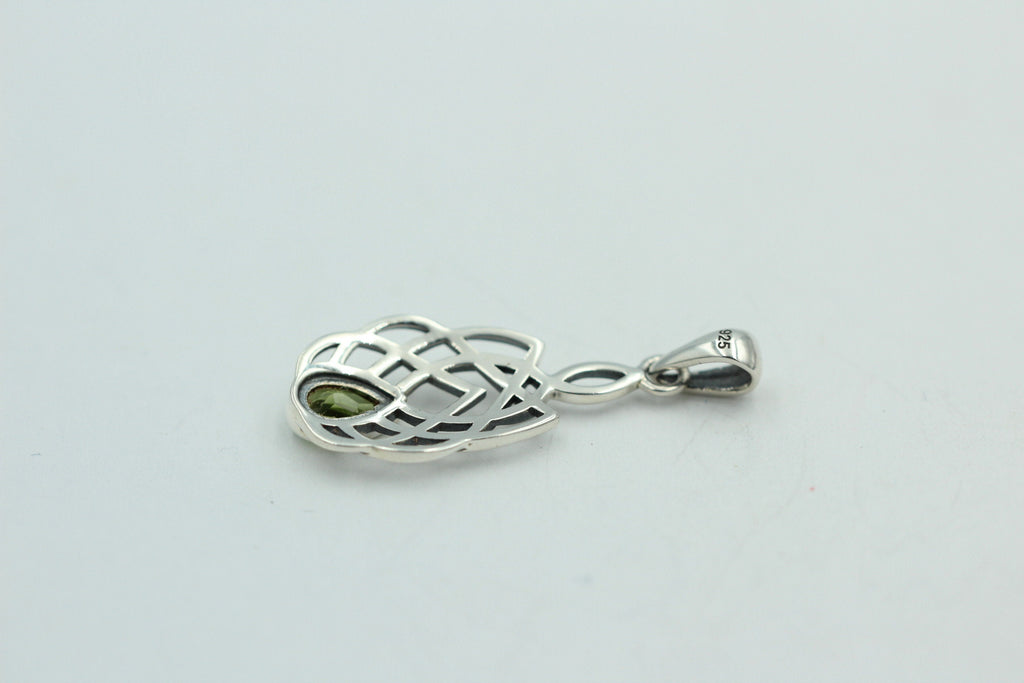 0,52 Carat Peridot Anhänger 925 Silber Keltisches Muster Collier Olivin