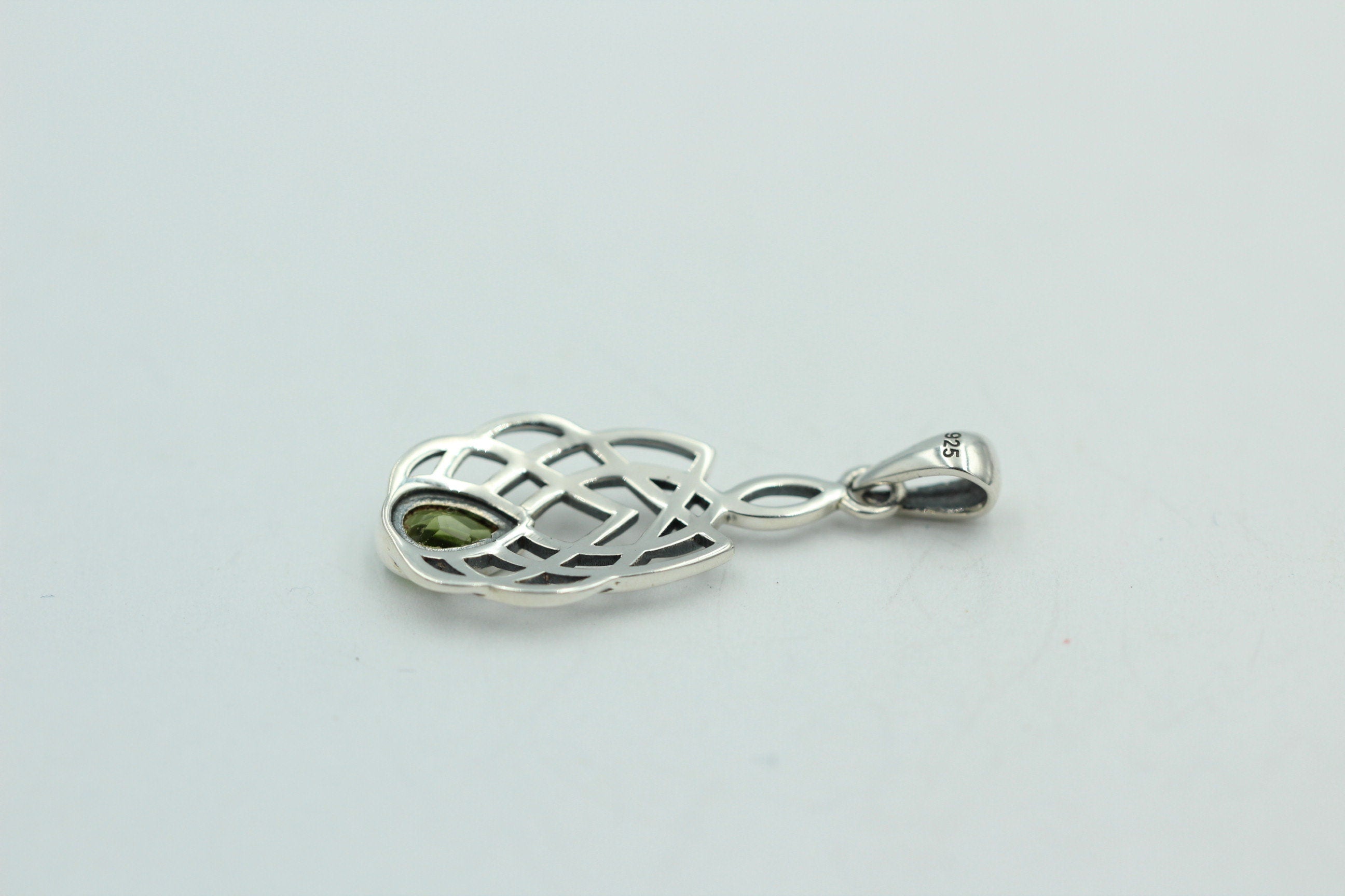 0,52 Carat Peridot Anhänger 925 Silber Keltisches Muster Collier Olivin