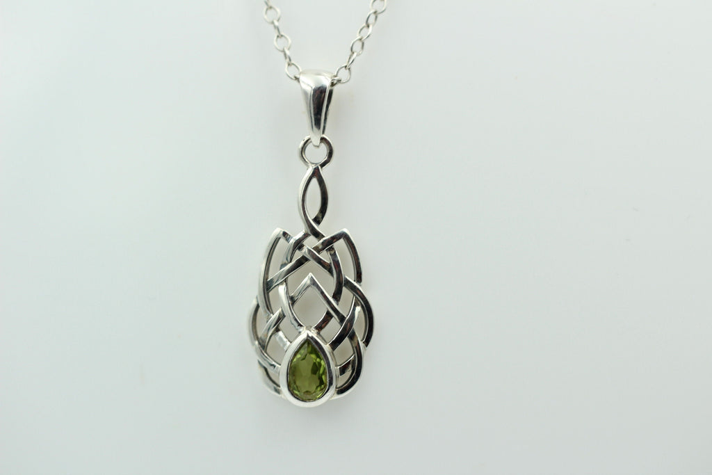 0,52 Carat Peridot Anhänger 925 Silber Keltisches Muster Collier Olivin