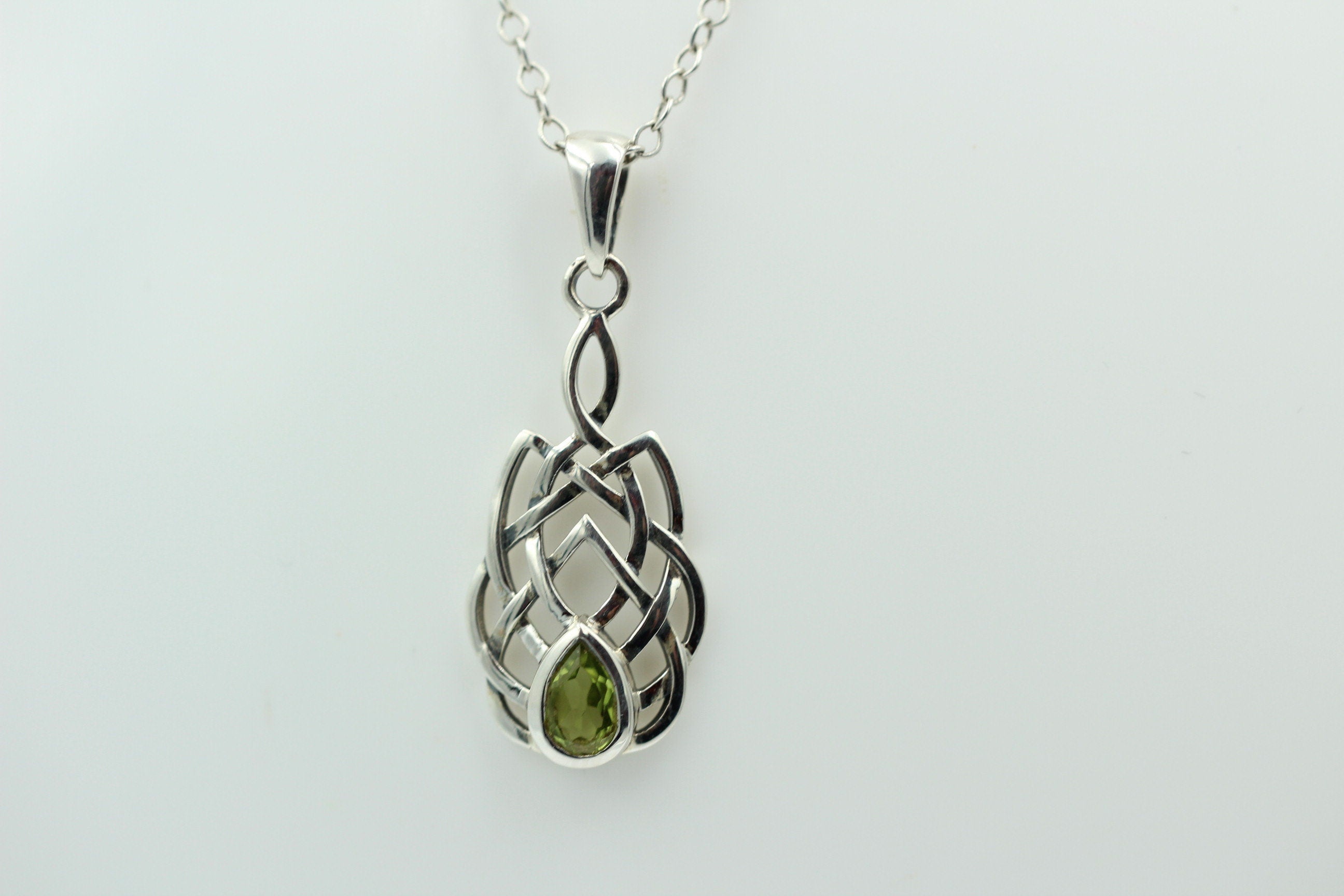 0,52 Carat Peridot Anhänger 925 Silber Keltisches Muster Collier Olivin