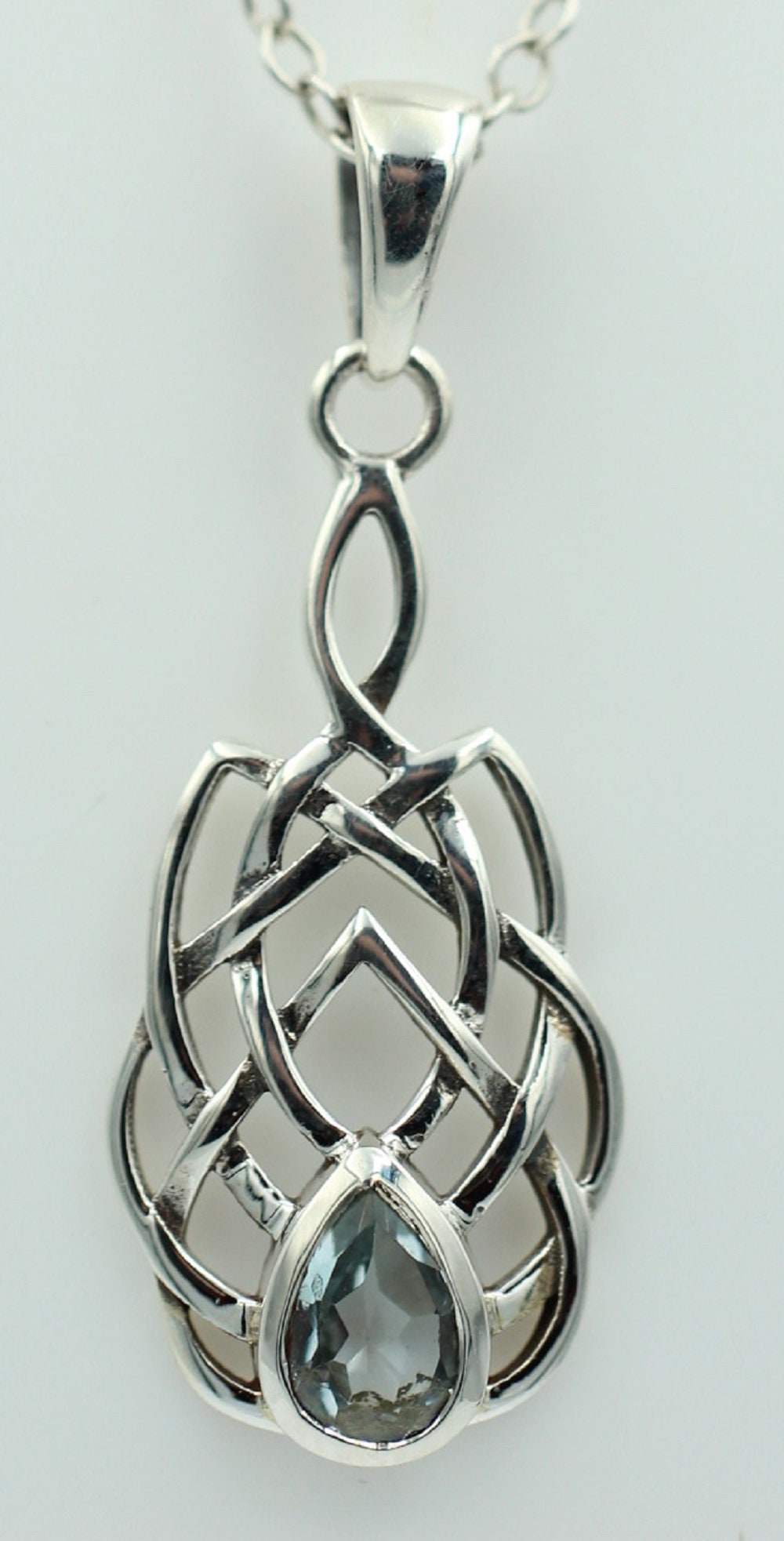 0,55 Carat Blautopas Anhänger 925 Silber Keltisches Muster Collier Topas