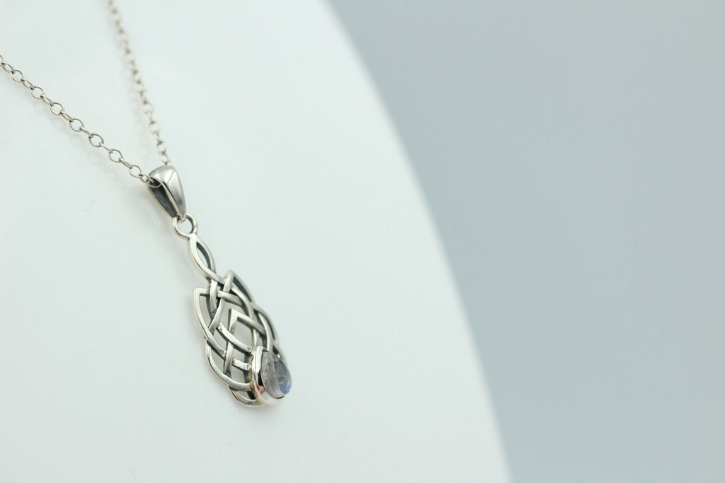 0,4 Carat Mondlichttopas Anhänger 925 Silber Keltisches Muster Collier