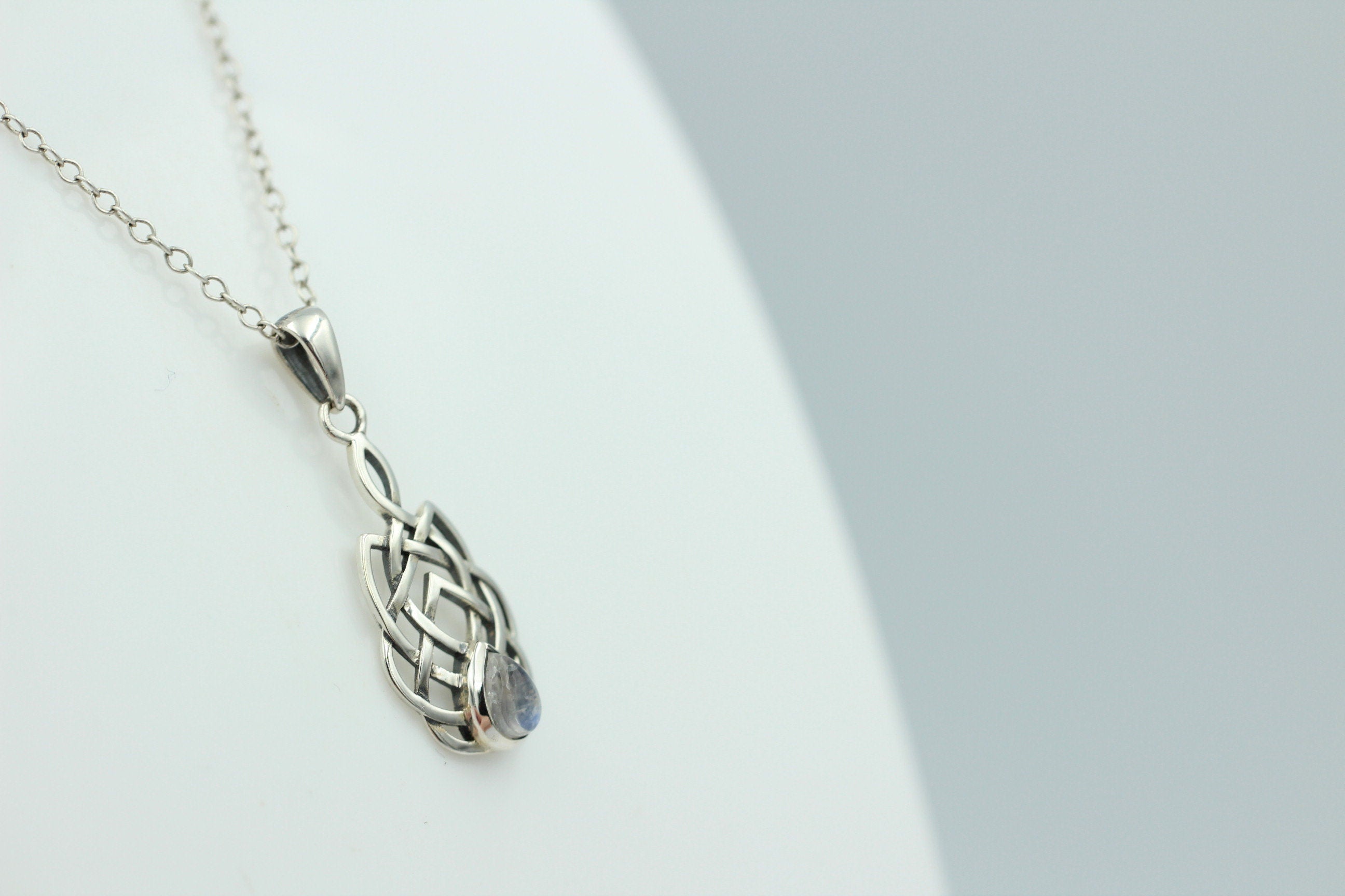 0,4 Carat Mondlichttopas Anhänger 925 Silber Keltisches Muster Collier