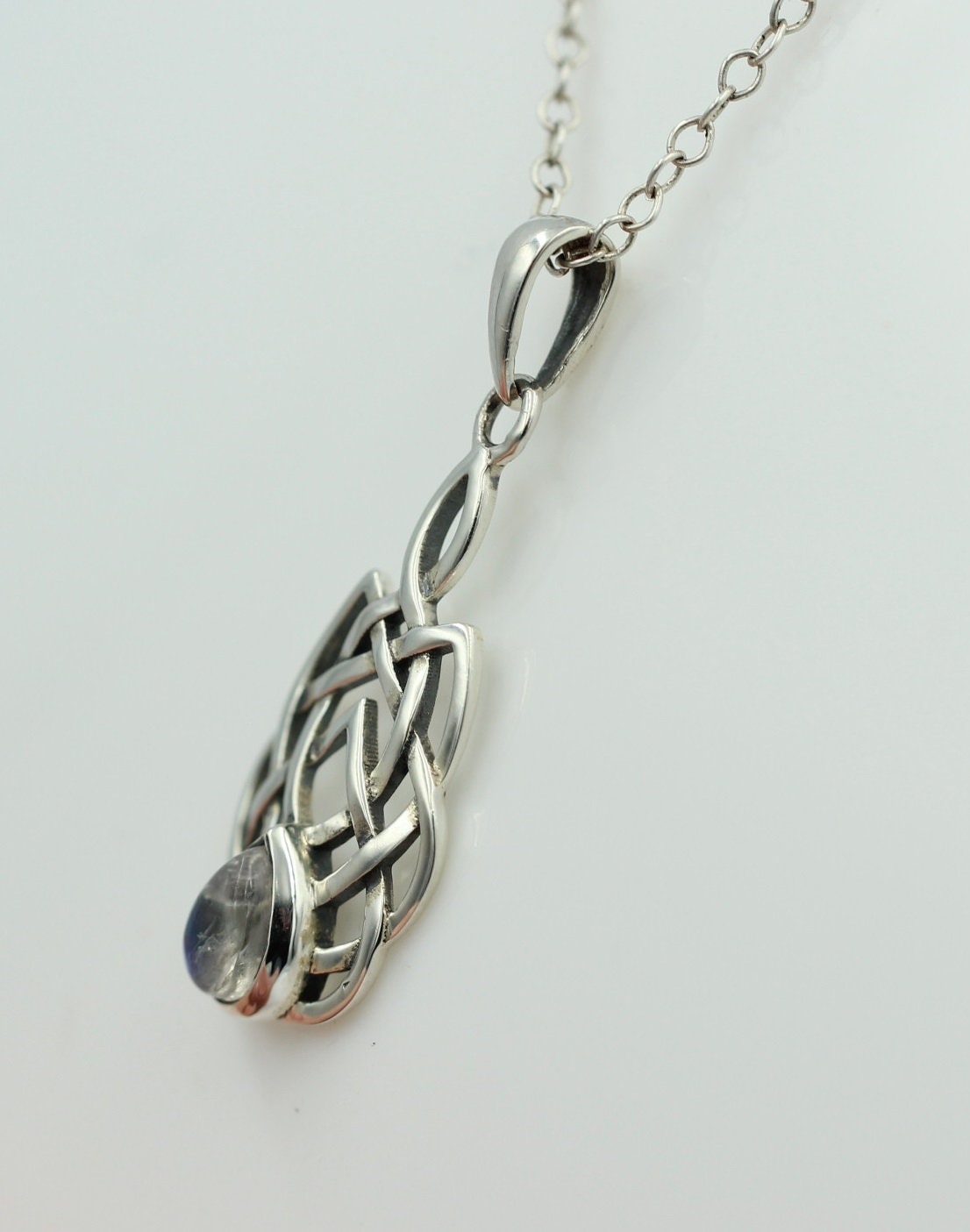 0,4 Carat Mondlichttopas Anhänger 925 Silber Keltisches Muster Collier