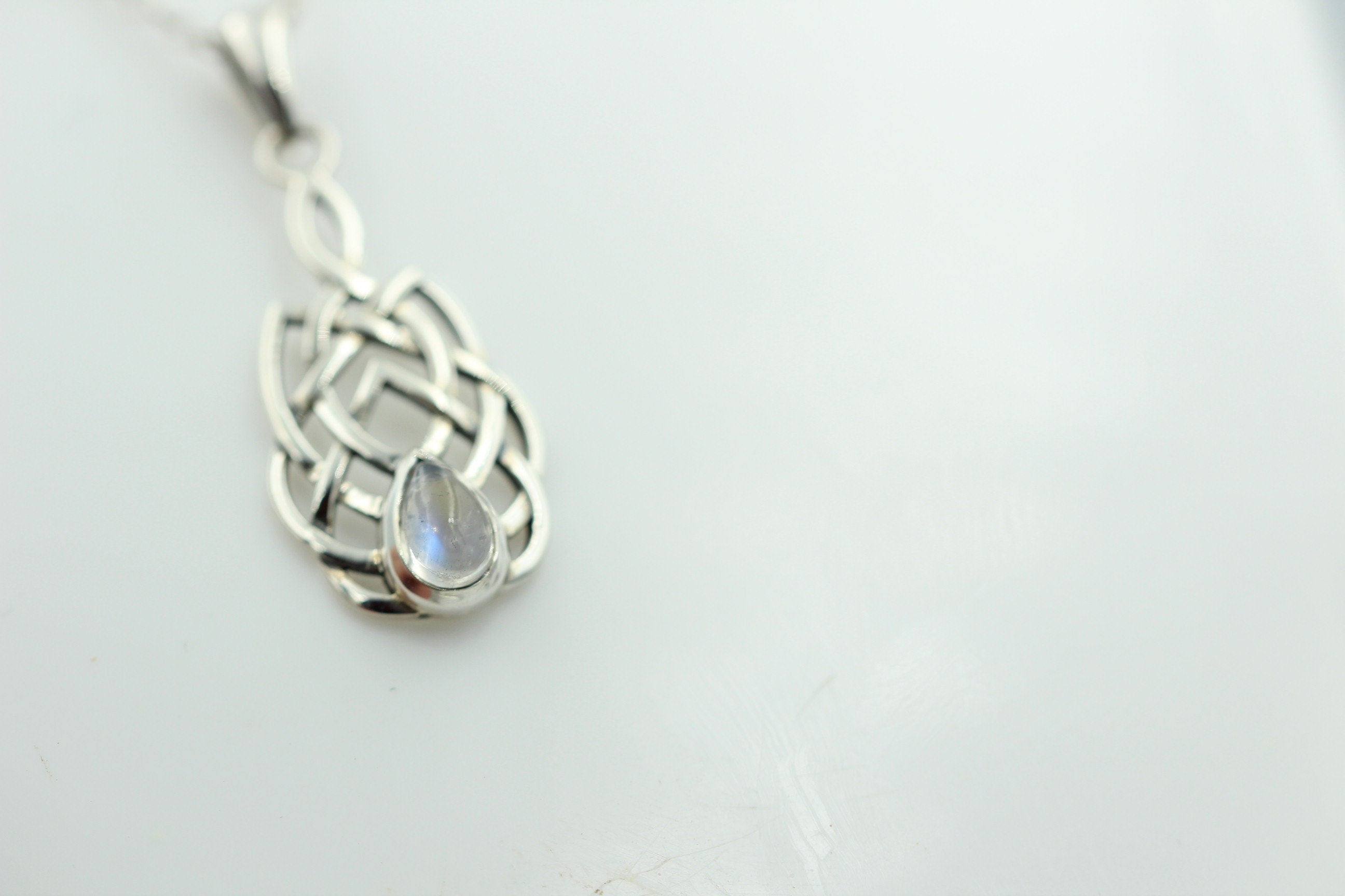 0,4 Carat Mondlichttopas Anhänger 925 Silber Keltisches Muster Collier