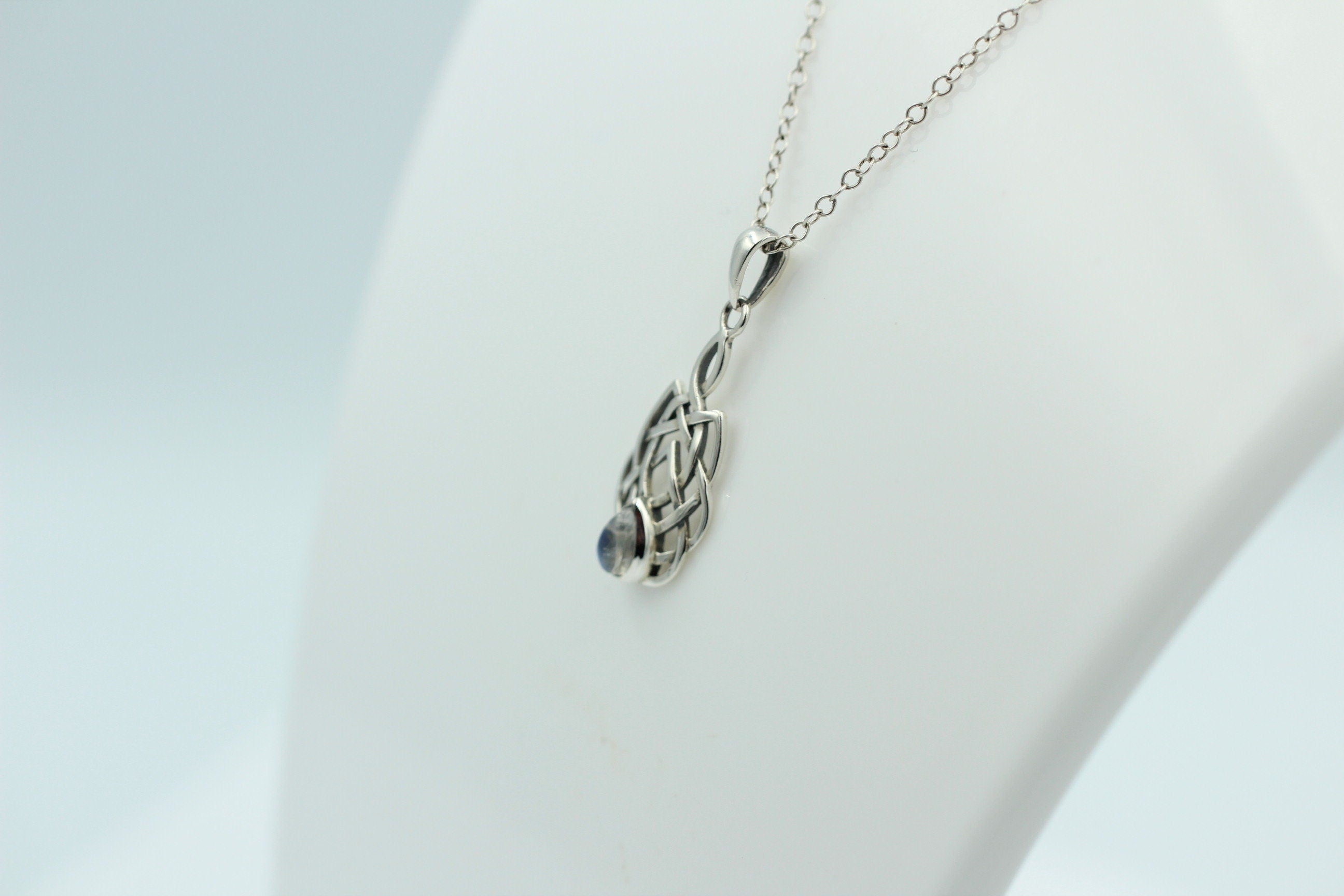 0,4 Carat Mondlichttopas Anhänger 925 Silber Keltisches Muster Collier