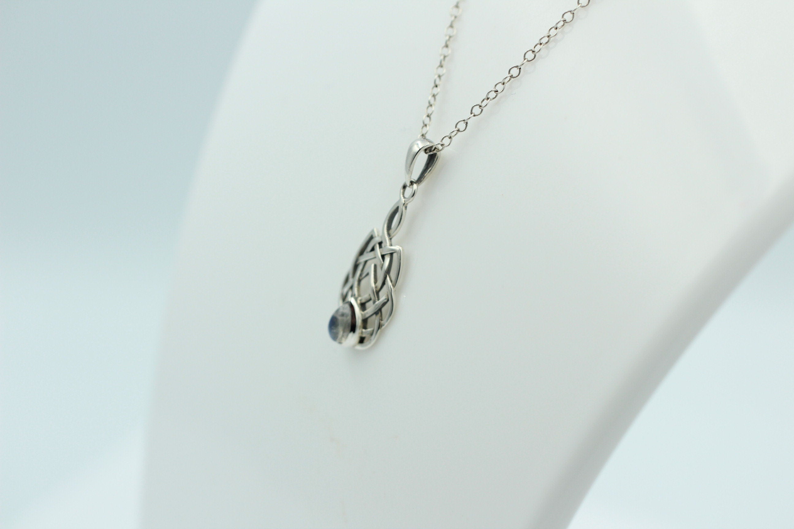 0,4 Carat Mondlichttopas Anhänger 925 Silber Keltisches Muster Collier