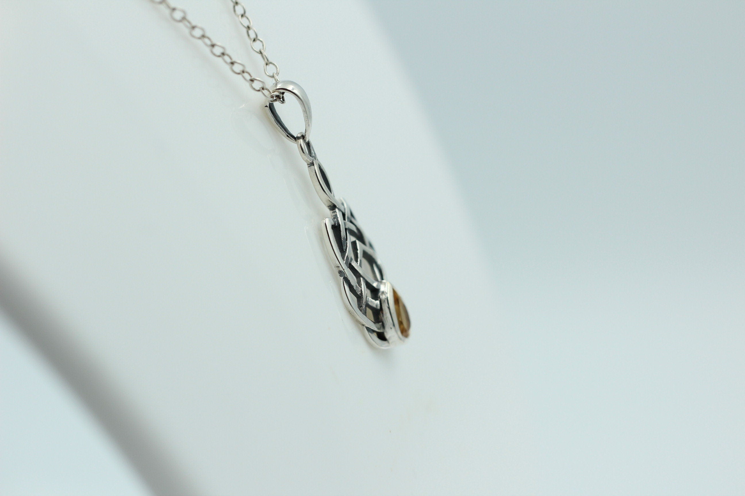 0,41 Carat Citrin Anhänger 925 Silber Keltisches Muster Collier