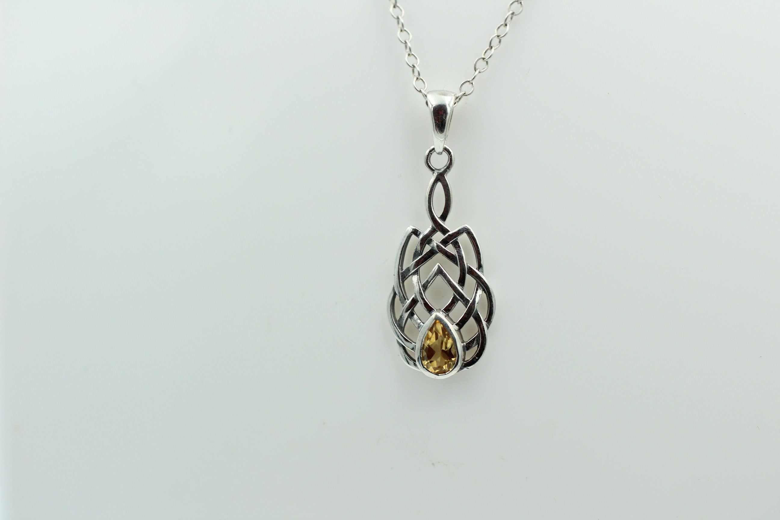 0,41 Carat Citrin Anhänger 925 Silber Keltisches Muster Collier