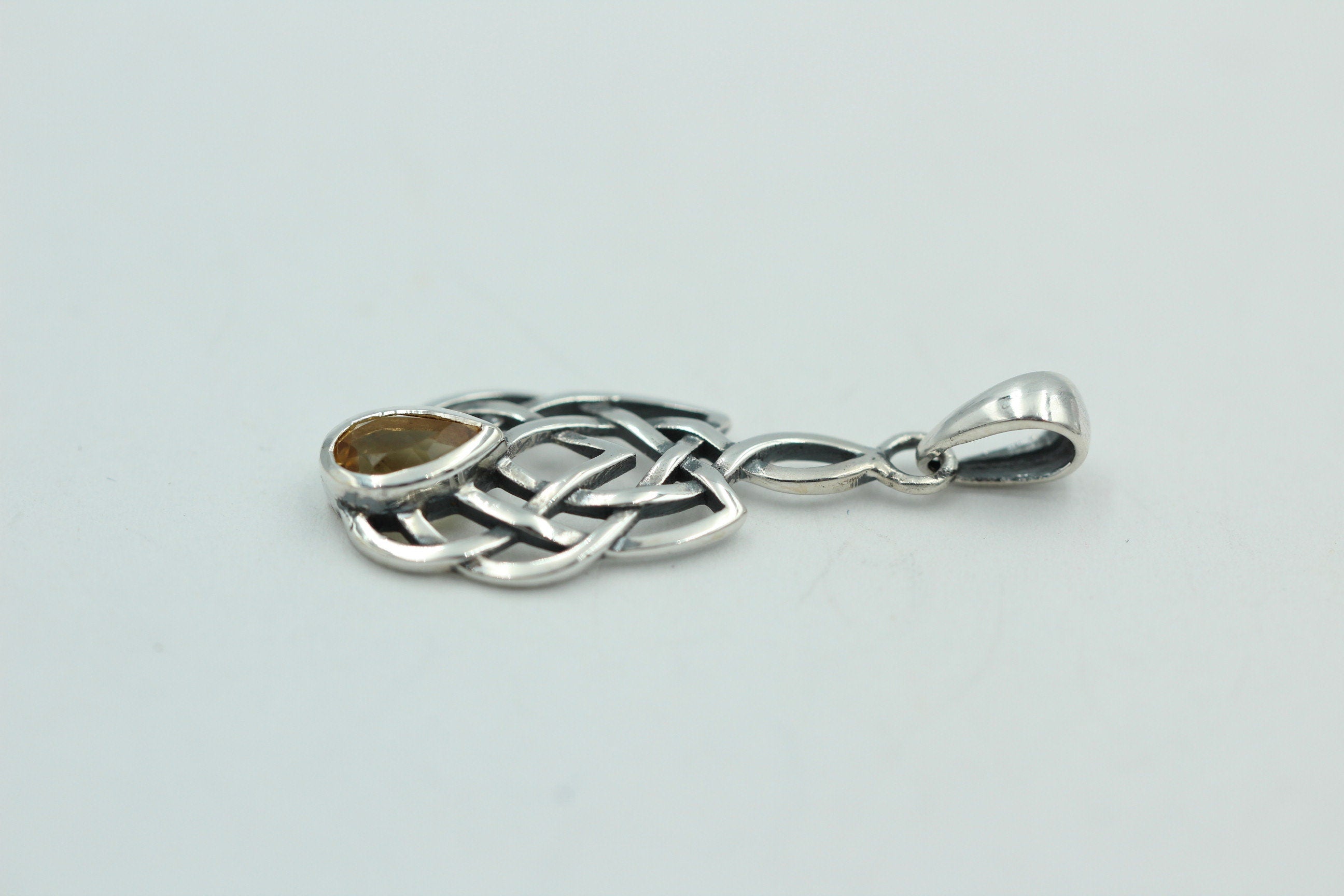 0,41 Carat Citrin Anhänger 925 Silber Keltisches Muster Collier