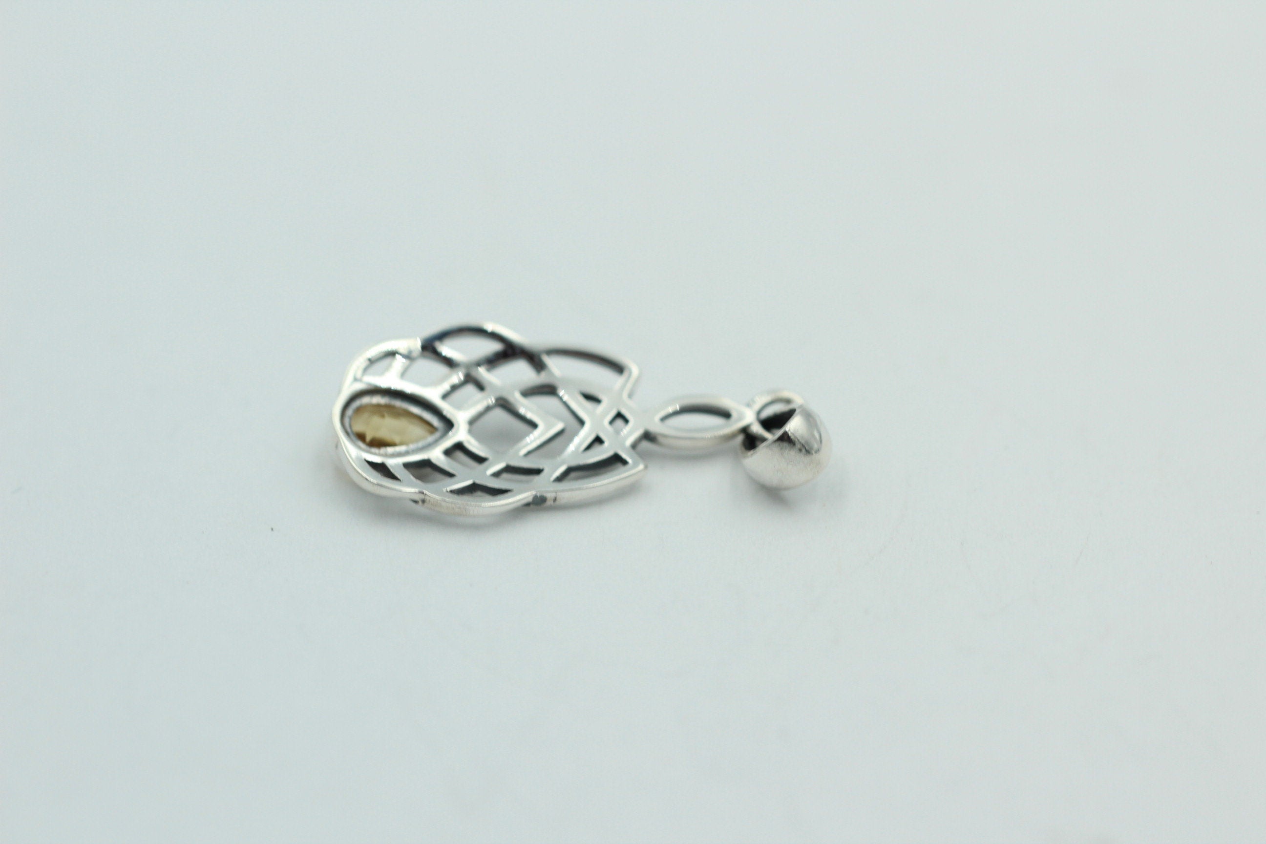 0,41 Carat Citrin Anhänger 925 Silber Keltisches Muster Collier