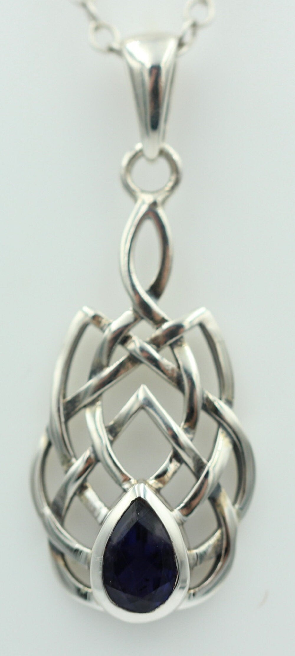 0,34 Carat Iolith Anhänger 925 Silber Keltisches Muster Collier Wassersaphir