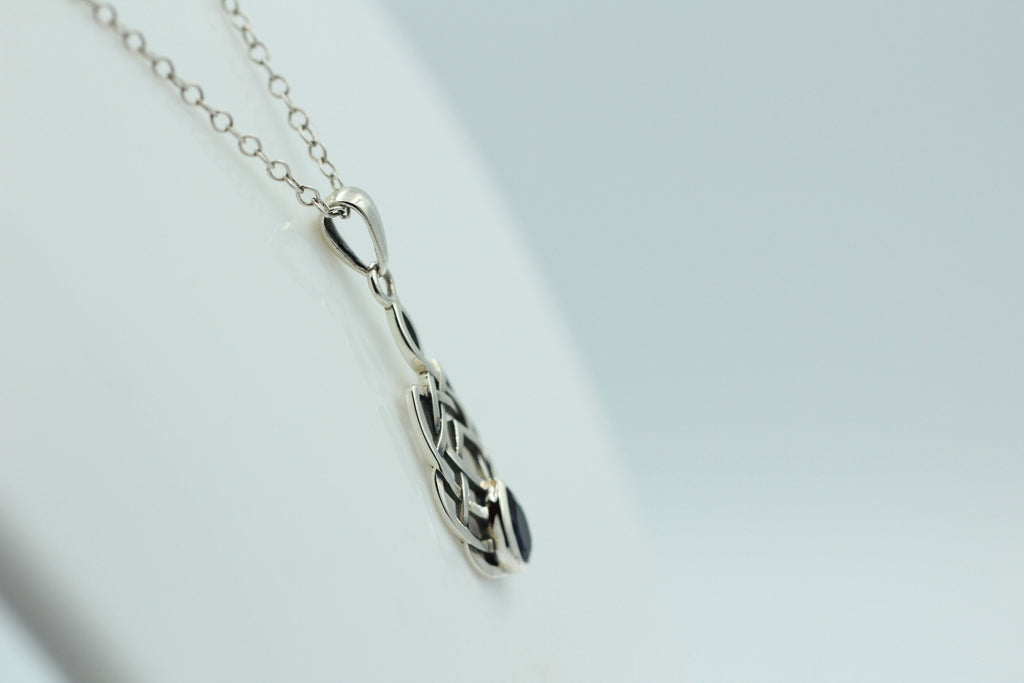 0,34 Carat Iolith Anhänger 925 Silber Keltisches Muster Collier Wassersaphir