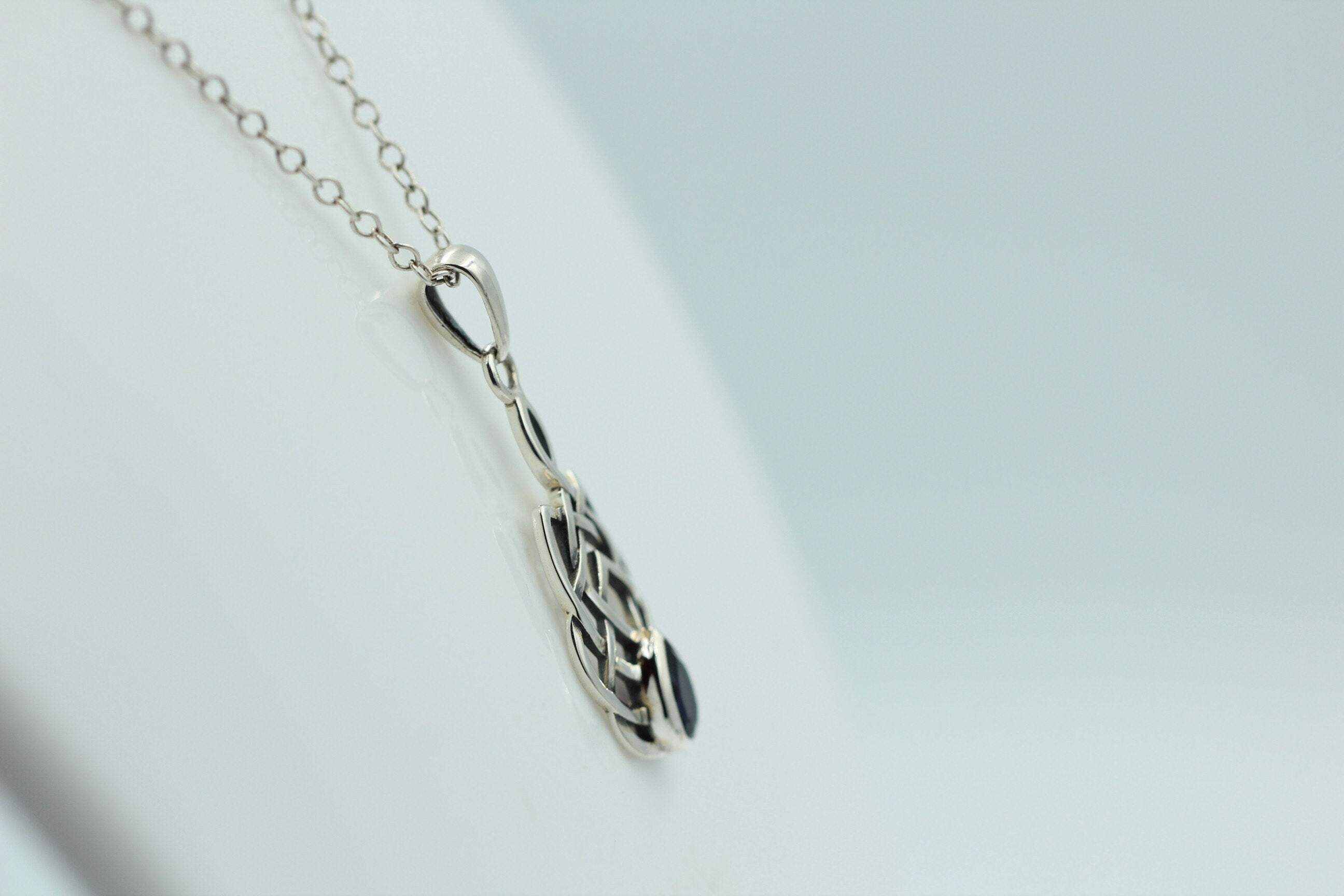 0,34 Carat Iolith Anhänger 925 Silber Keltisches Muster Collier Wassersaphir