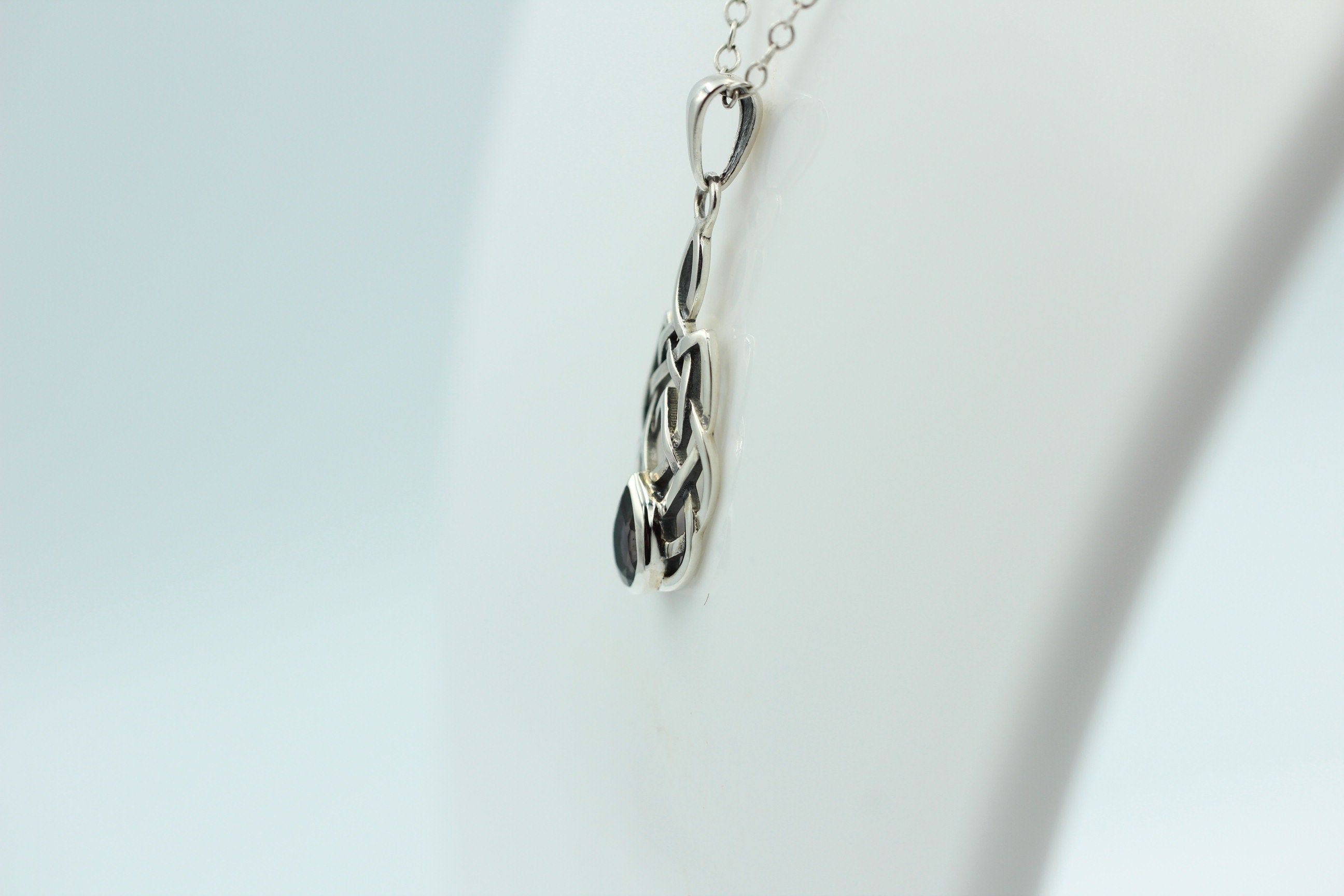 0,34 Carat Iolith Anhänger 925 Silber Keltisches Muster Collier Wassersaphir