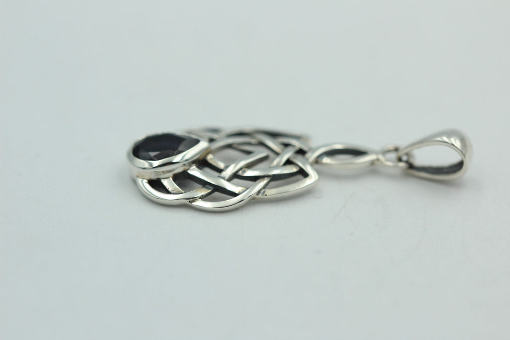 0,34 Carat Iolith Anhänger 925 Silber Keltisches Muster Collier Wassersaphir