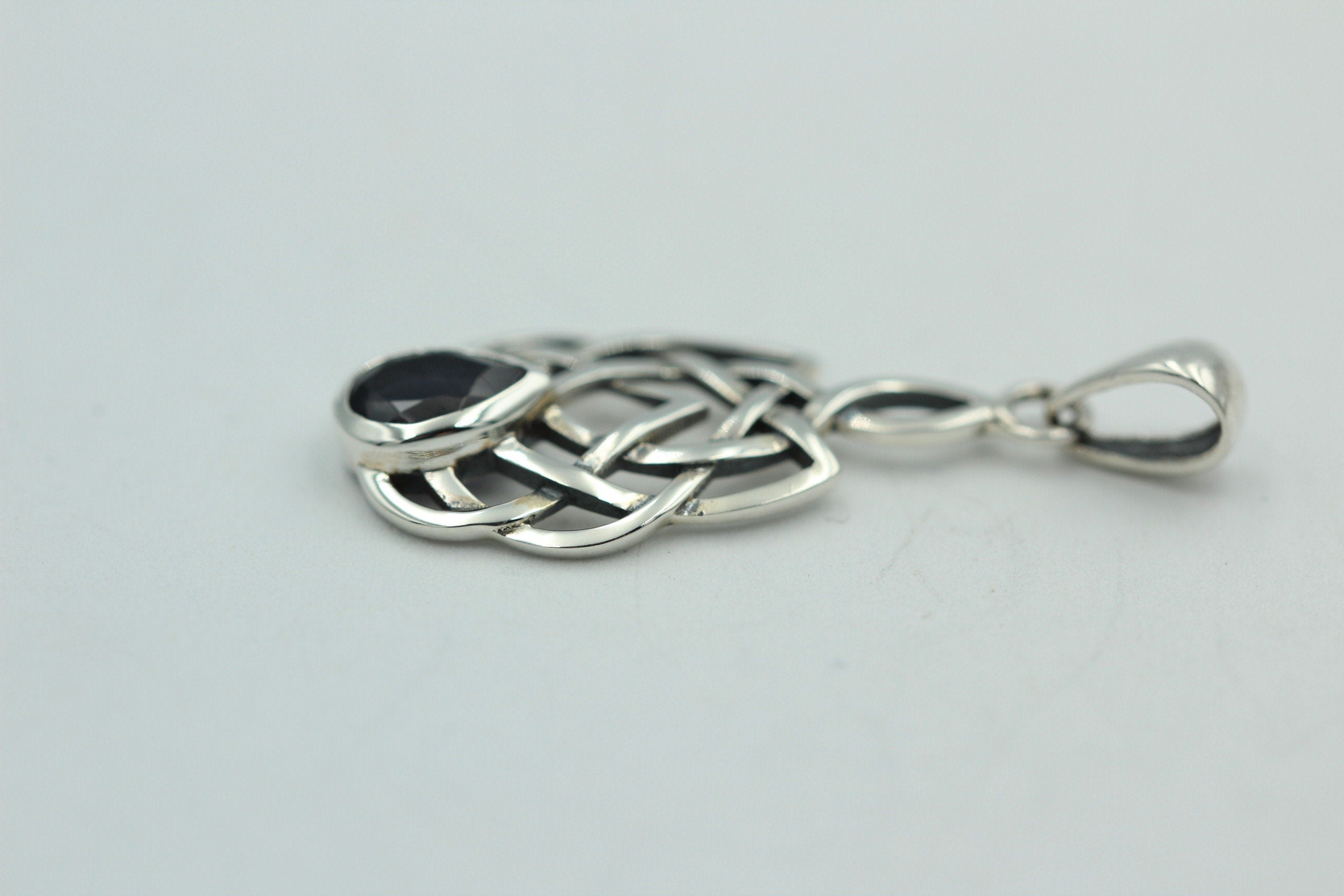 0,34 Carat Iolith Anhänger 925 Silber Keltisches Muster Collier Wassersaphir