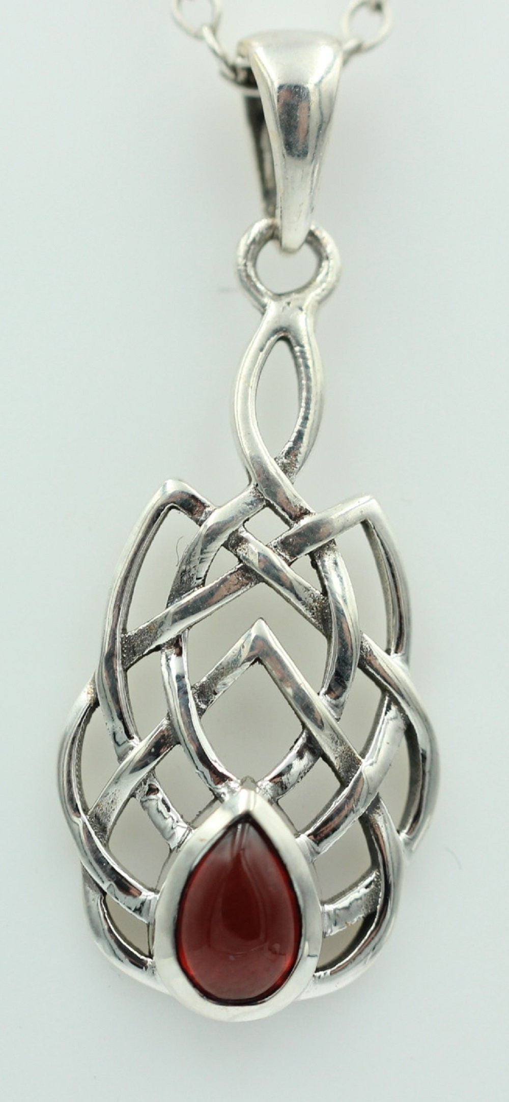 0,57 Carat Granat Cabochon Anhänger 925 Silber Keltisches Muster Collier Granat