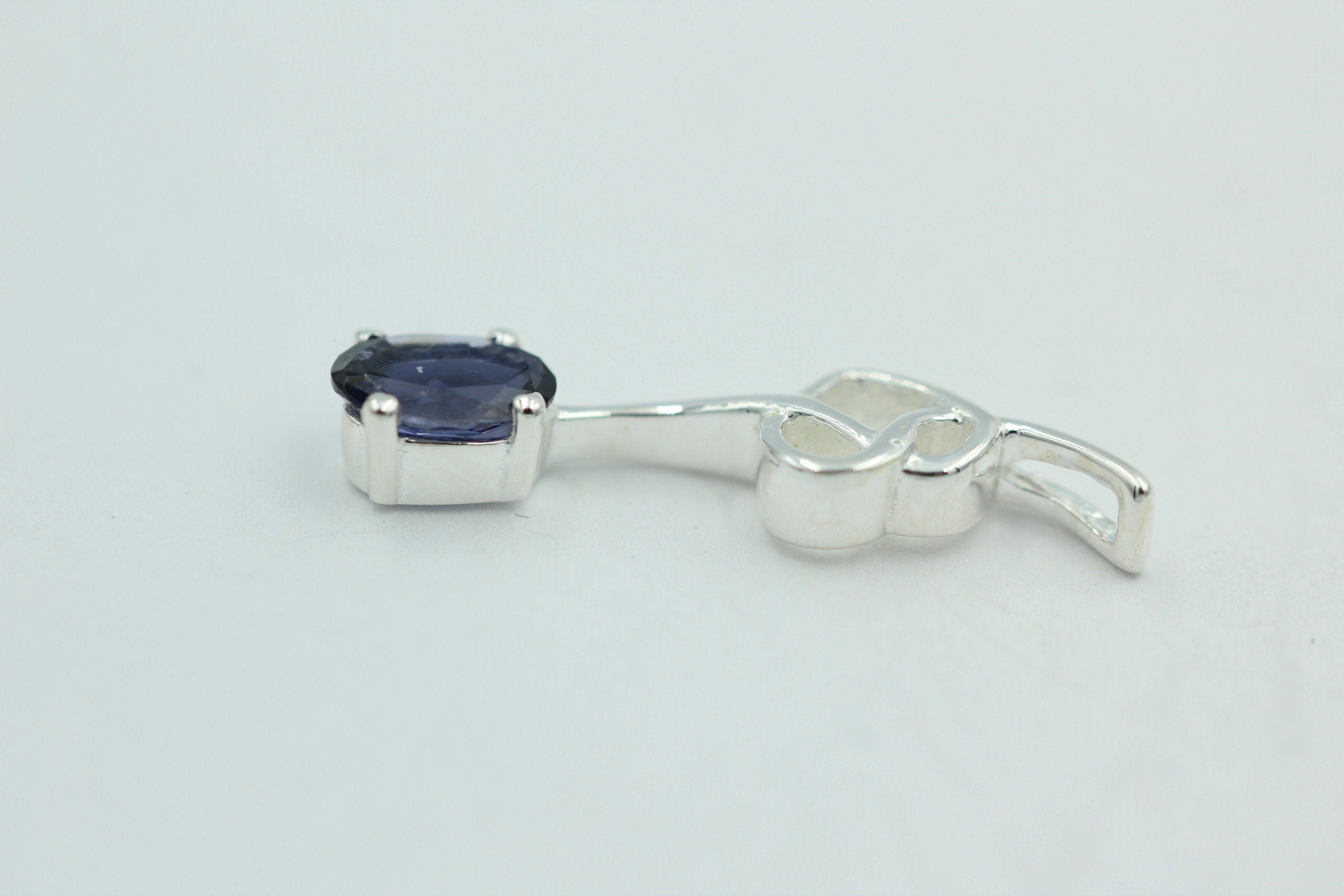 0,4 Carat Iolith Anhänger 925 Silber Collier Kette Wassersaphir Luchssaphir