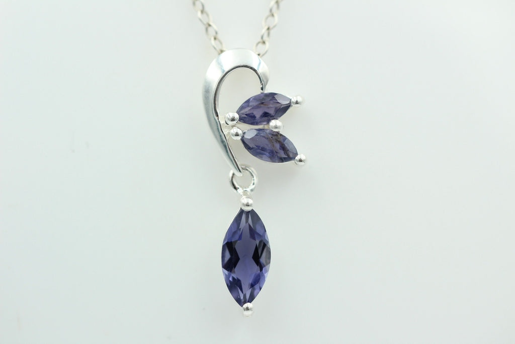 Edler 1,4 Carat Iolith Design Anhänger 925 Silber Collier Kette Wassersaphir