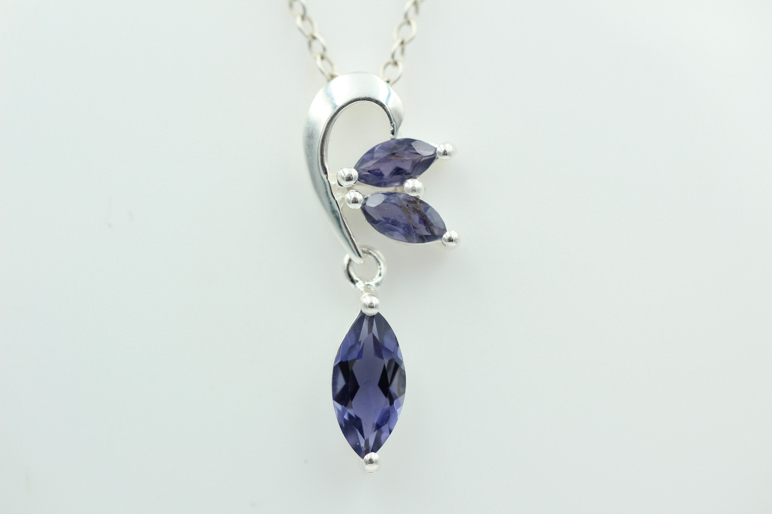 Edler 1,4 Carat Iolith Design Anhänger 925 Silber Collier Kette Wassersaphir