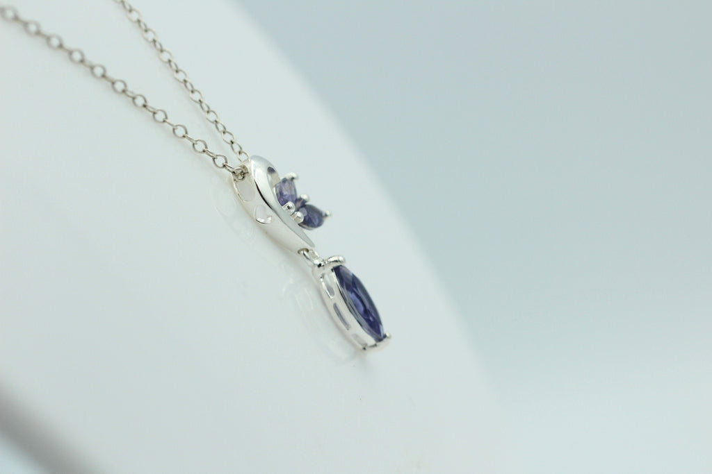 Edler 1,4 Carat Iolith Design Anhänger 925 Silber Collier Kette Wassersaphir